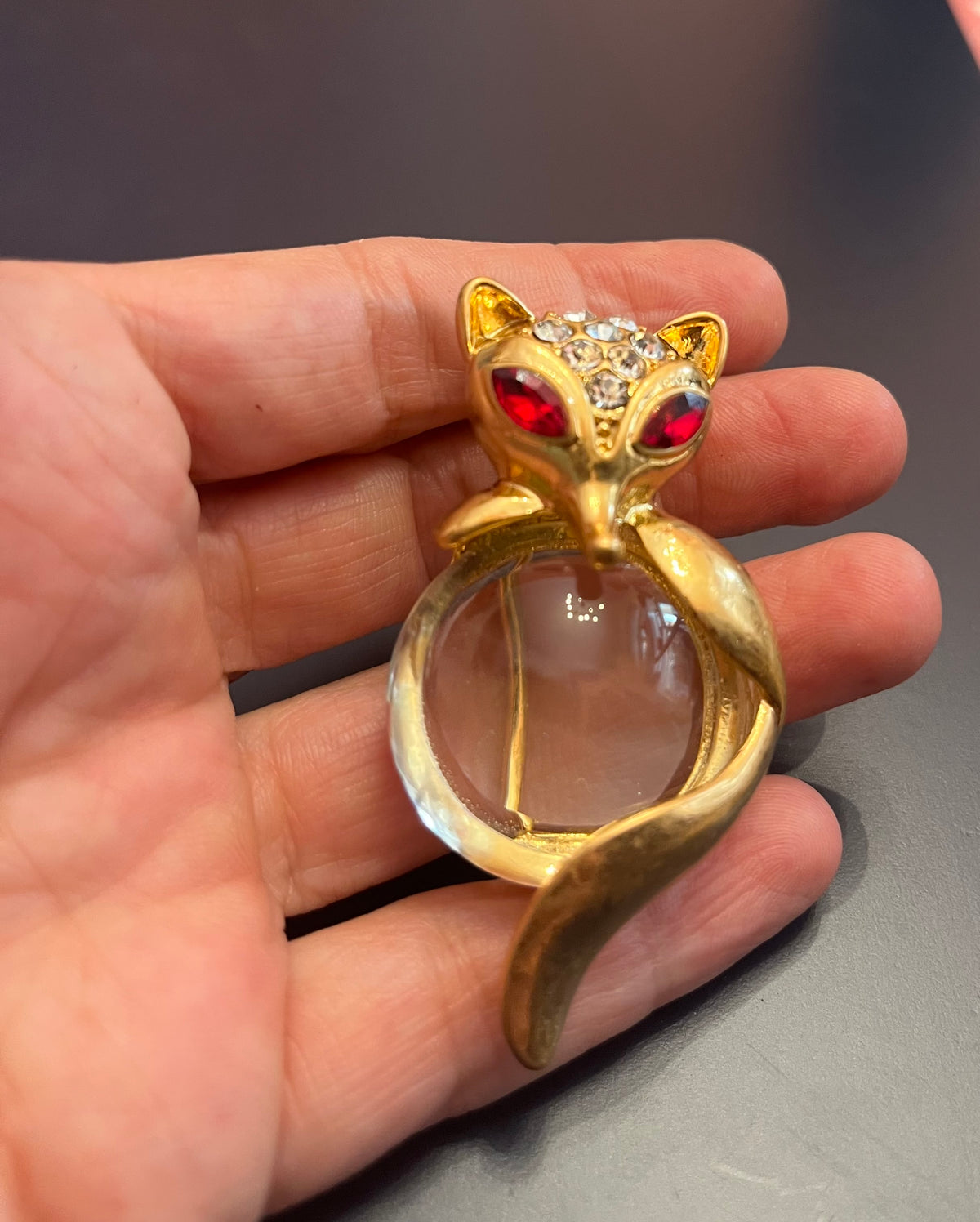 Trifari Fox Jelly Belly  Spilla Trifari a forma di volpe  — fine anni ’70