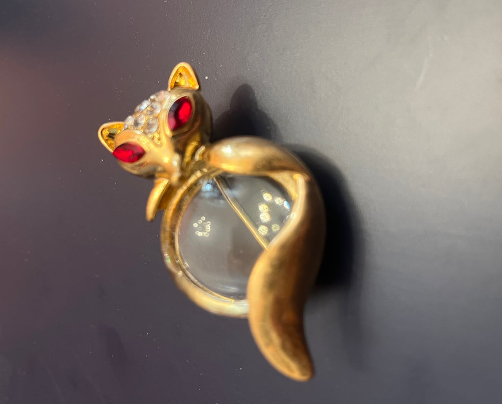 Trifari Fox Jelly Belly  Spilla Trifari a forma di volpe  — fine anni ’70