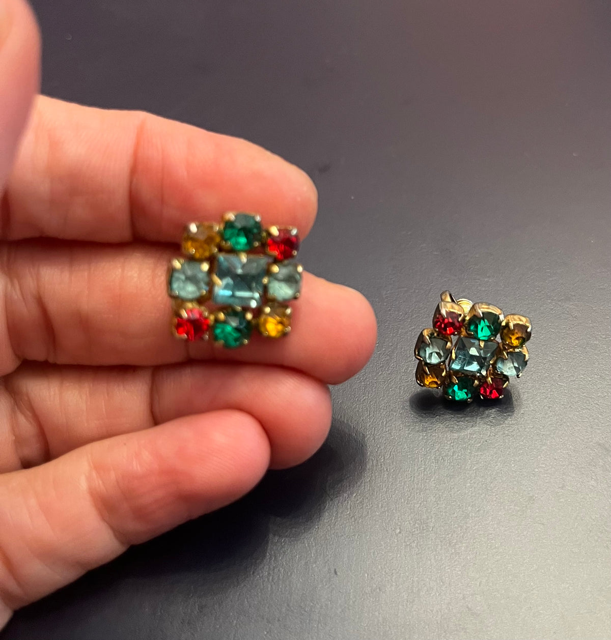 Color Cluster - Orecchini americani anni ’60 con strass multicolore