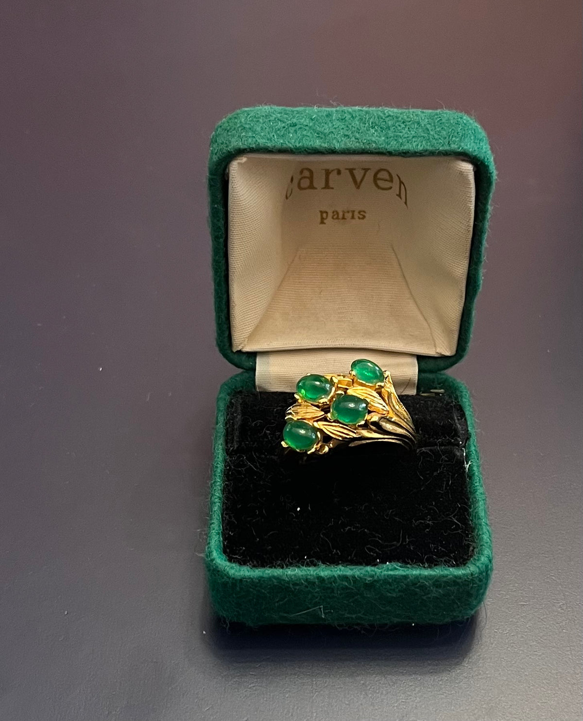 GREEN NOTES  Anello Carven Paris anni ’60 con pietre verdi
