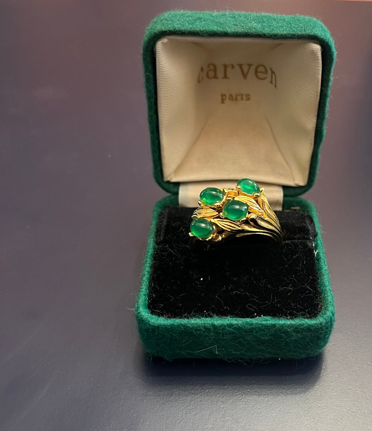 GREEN NOTES  Anello Carven Paris anni ’60 con pietre verdi