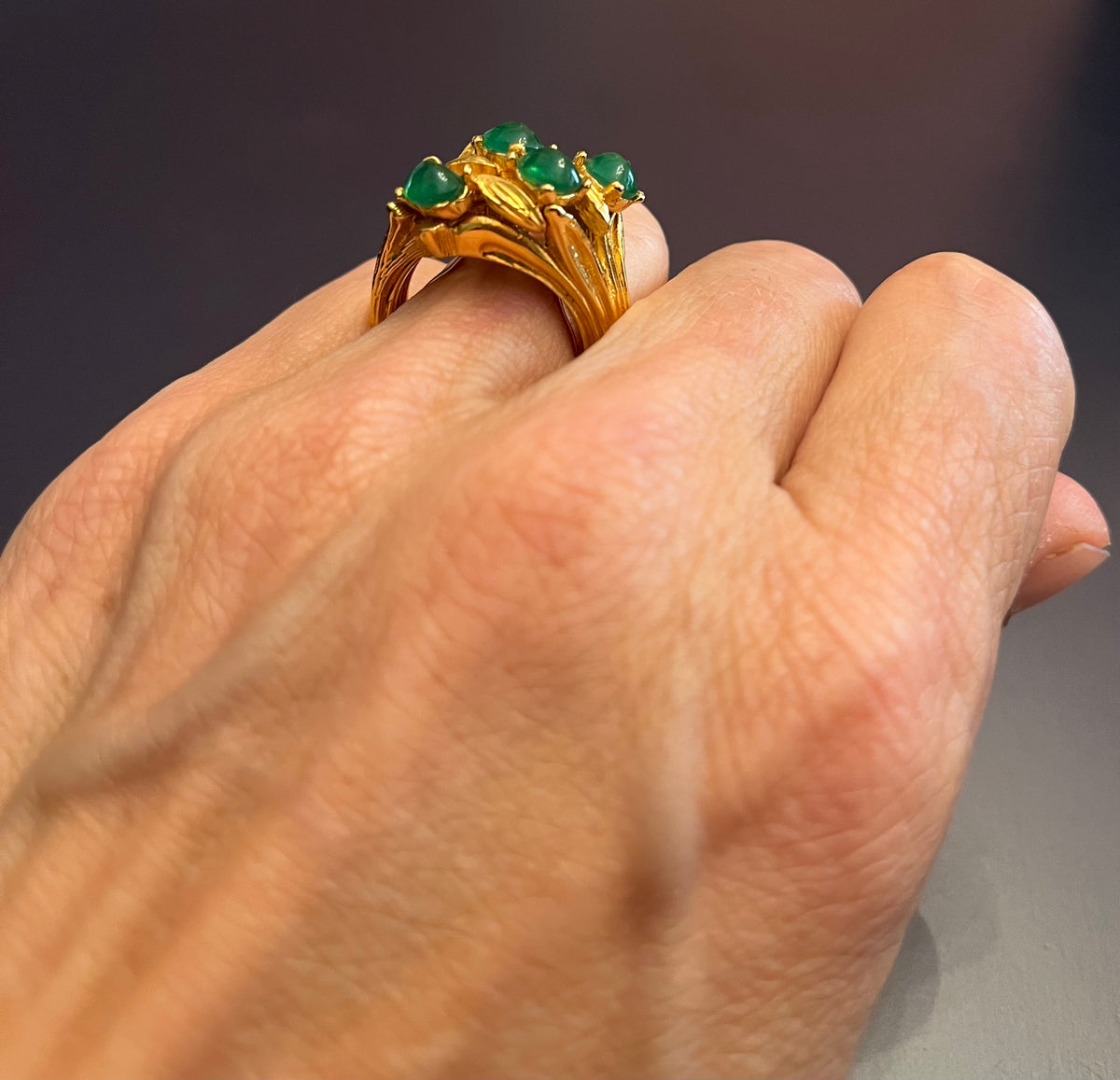 GREEN NOTES  Anello Carven Paris anni ’60 con pietre verdi