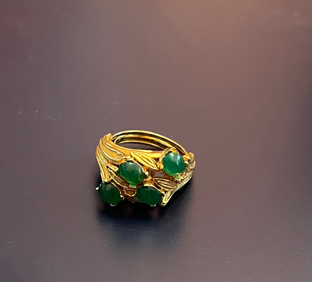 GREEN NOTES  Anello Carven Paris anni ’60 con pietre verdi