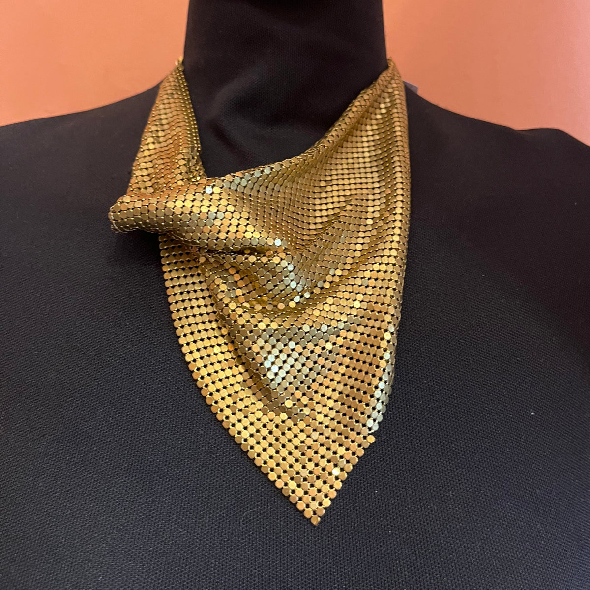 Collana-foulard italiana in maglia metallica dorata — anni ’90