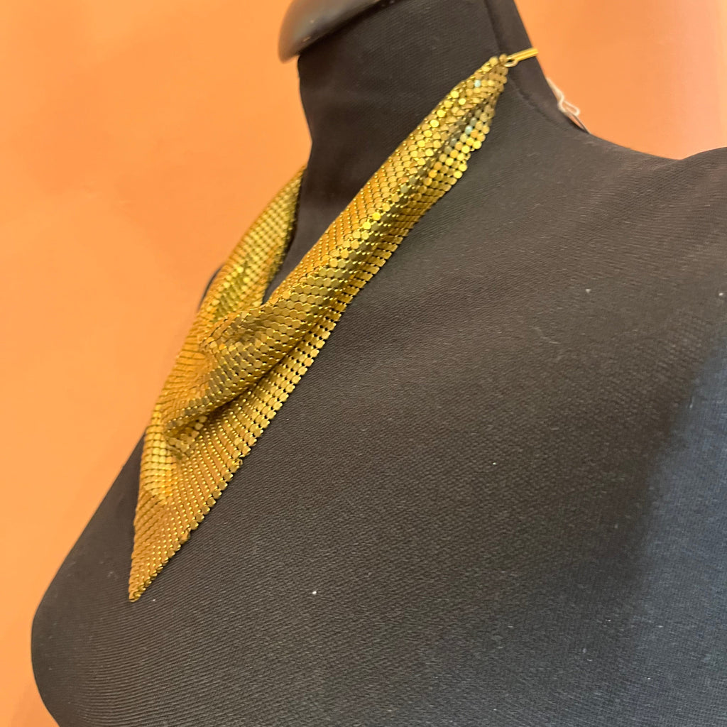 Collana-foulard italiana in maglia metallica dorata — anni ’90