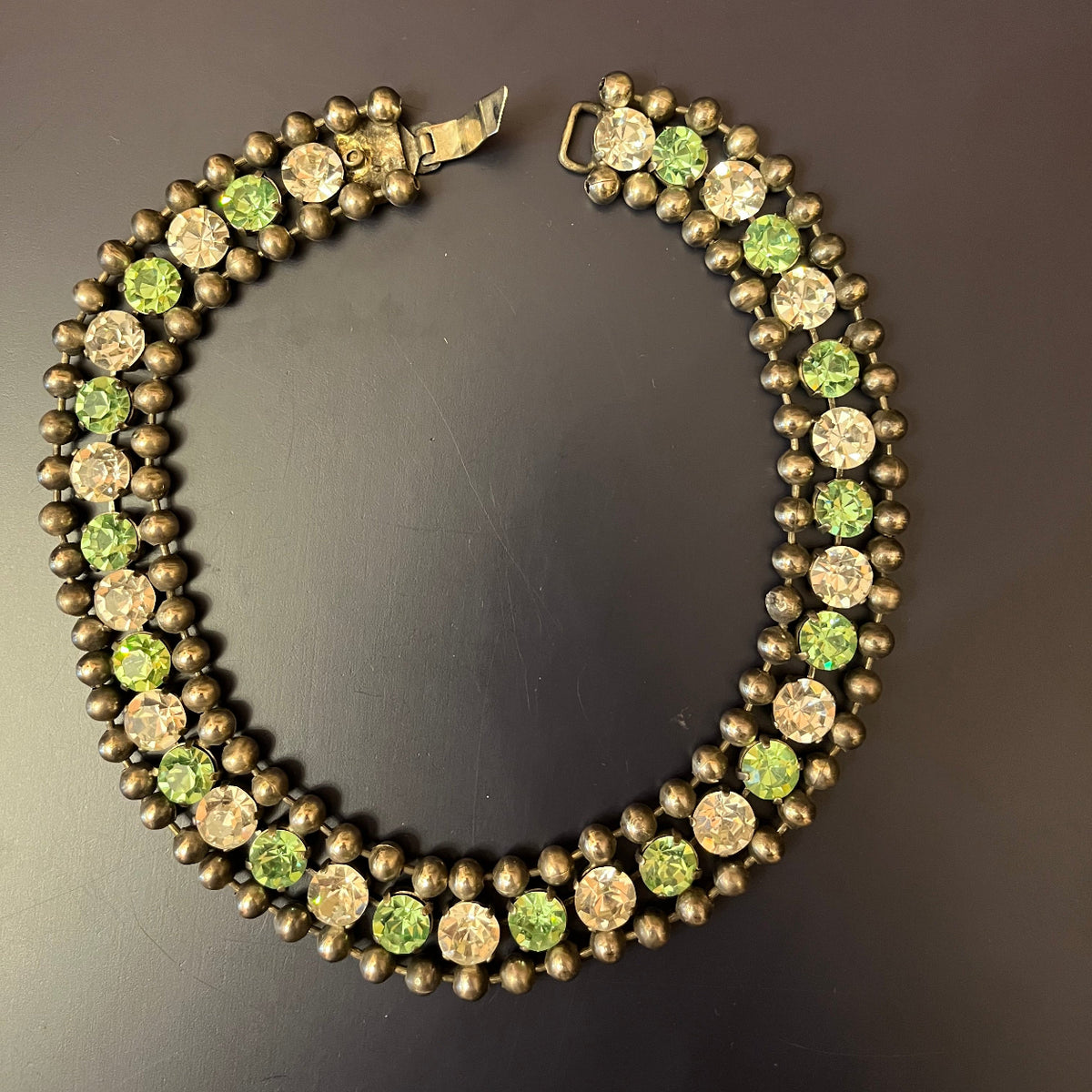 Girocollo anni ’70 con strass verdi e trasparenti