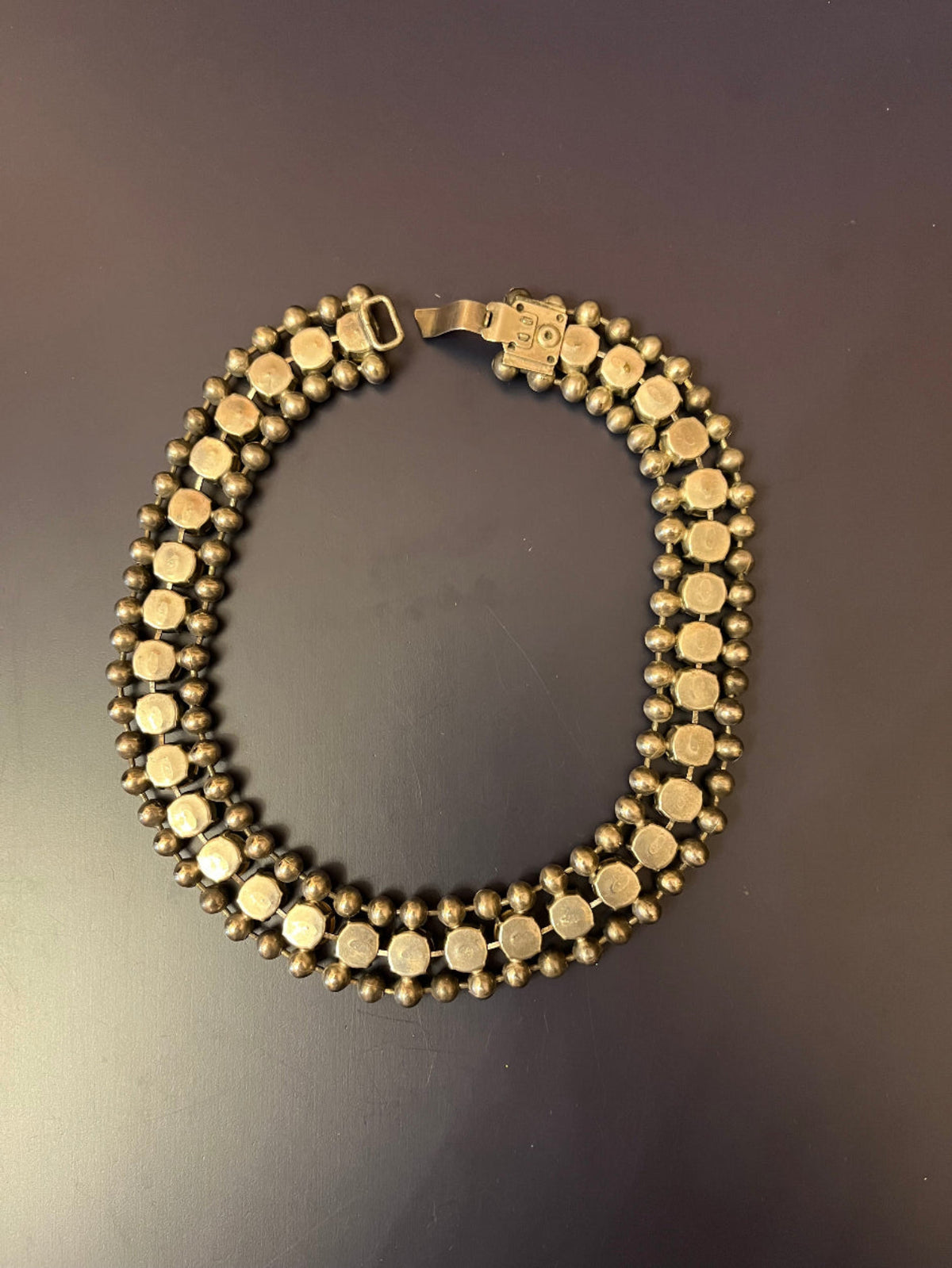 Girocollo anni ’70 con strass verdi e trasparenti