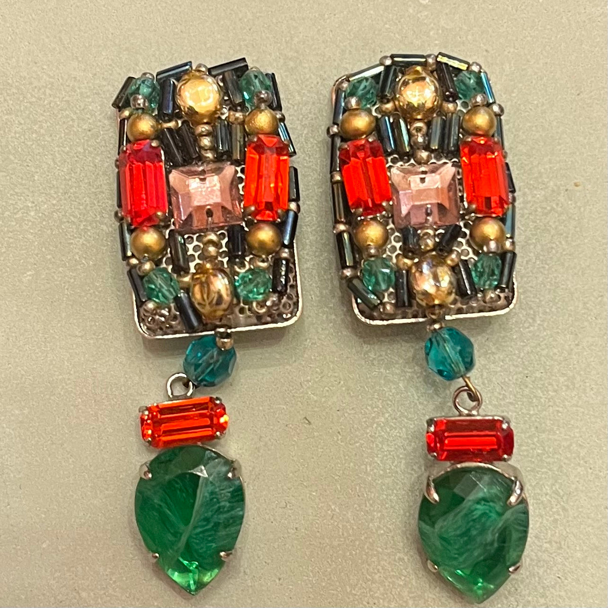 Orecchini pendenti anni ’80 con strass e vetri multicolore