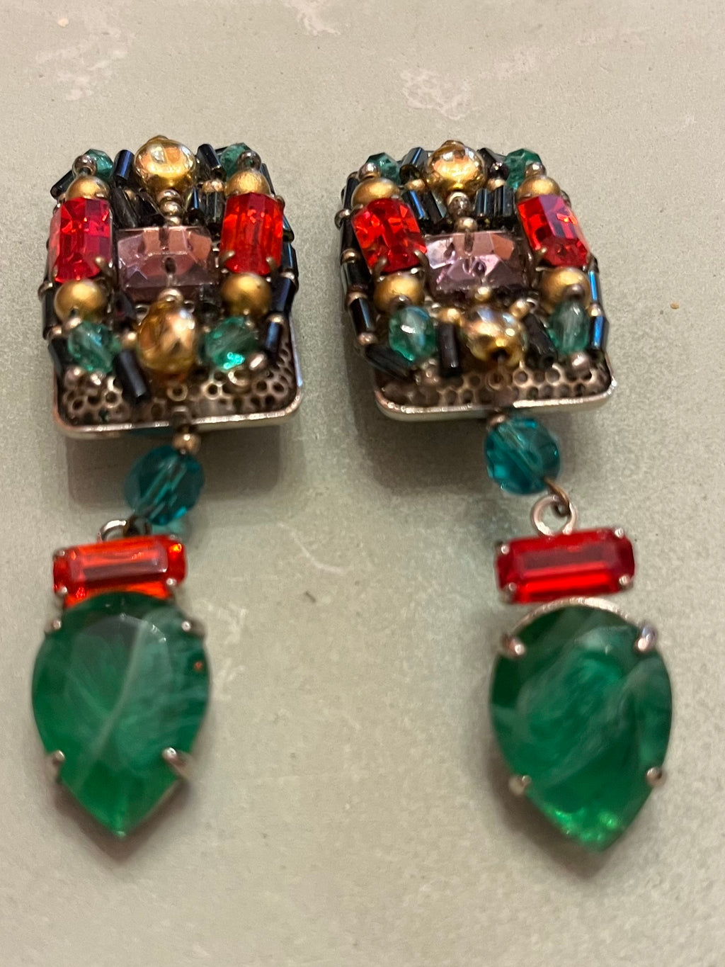 Orecchini pendenti anni ’80 con strass e vetri multicolore
