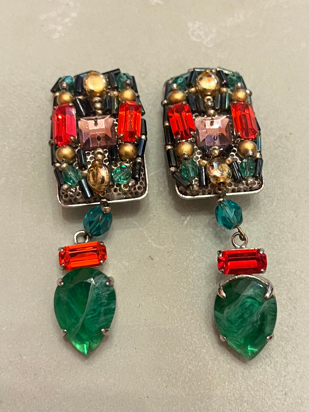 Orecchini pendenti anni ’80 con strass e vetri multicolore