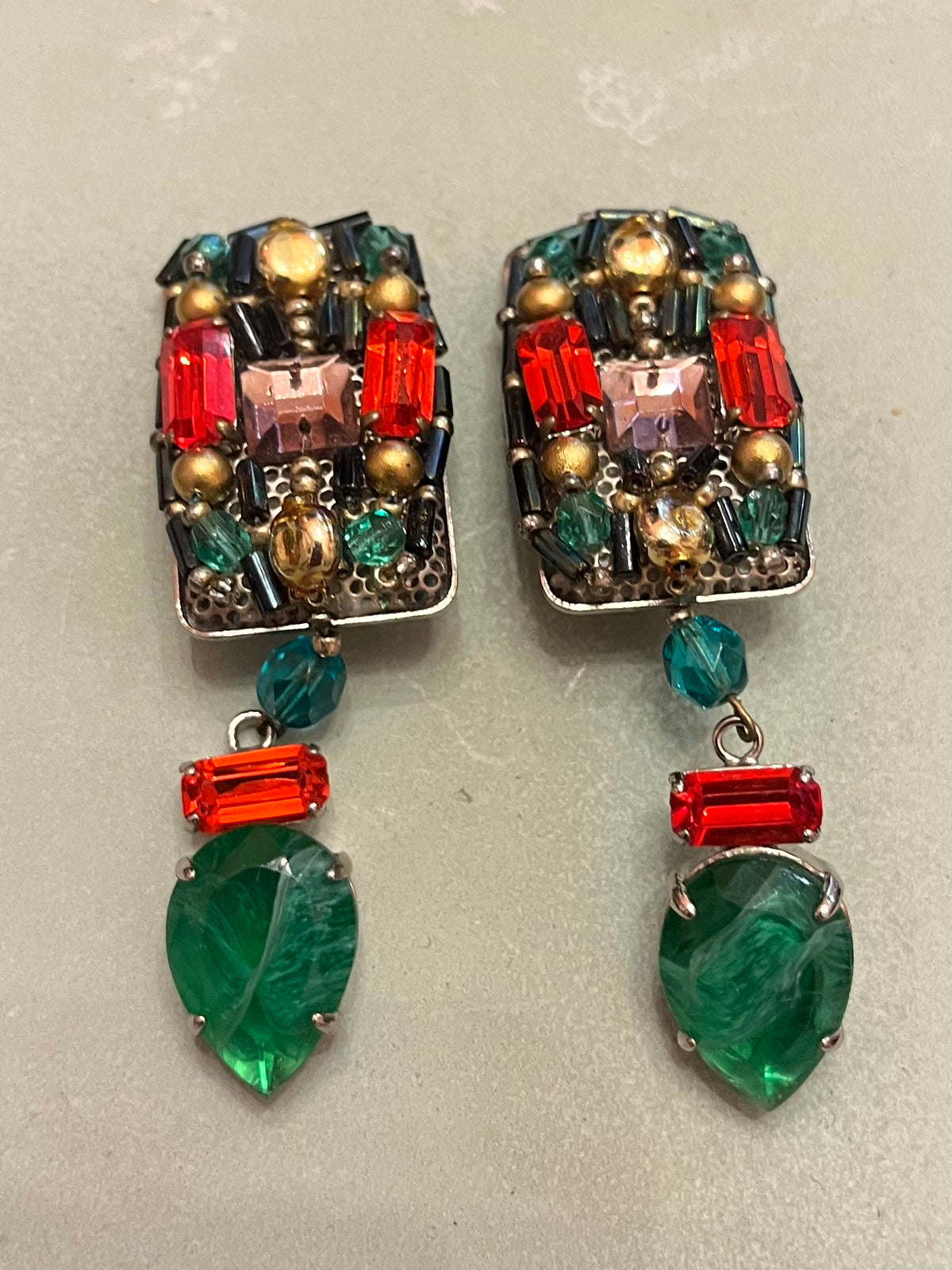 Orecchini pendenti anni ’80 con strass e vetri multicolore