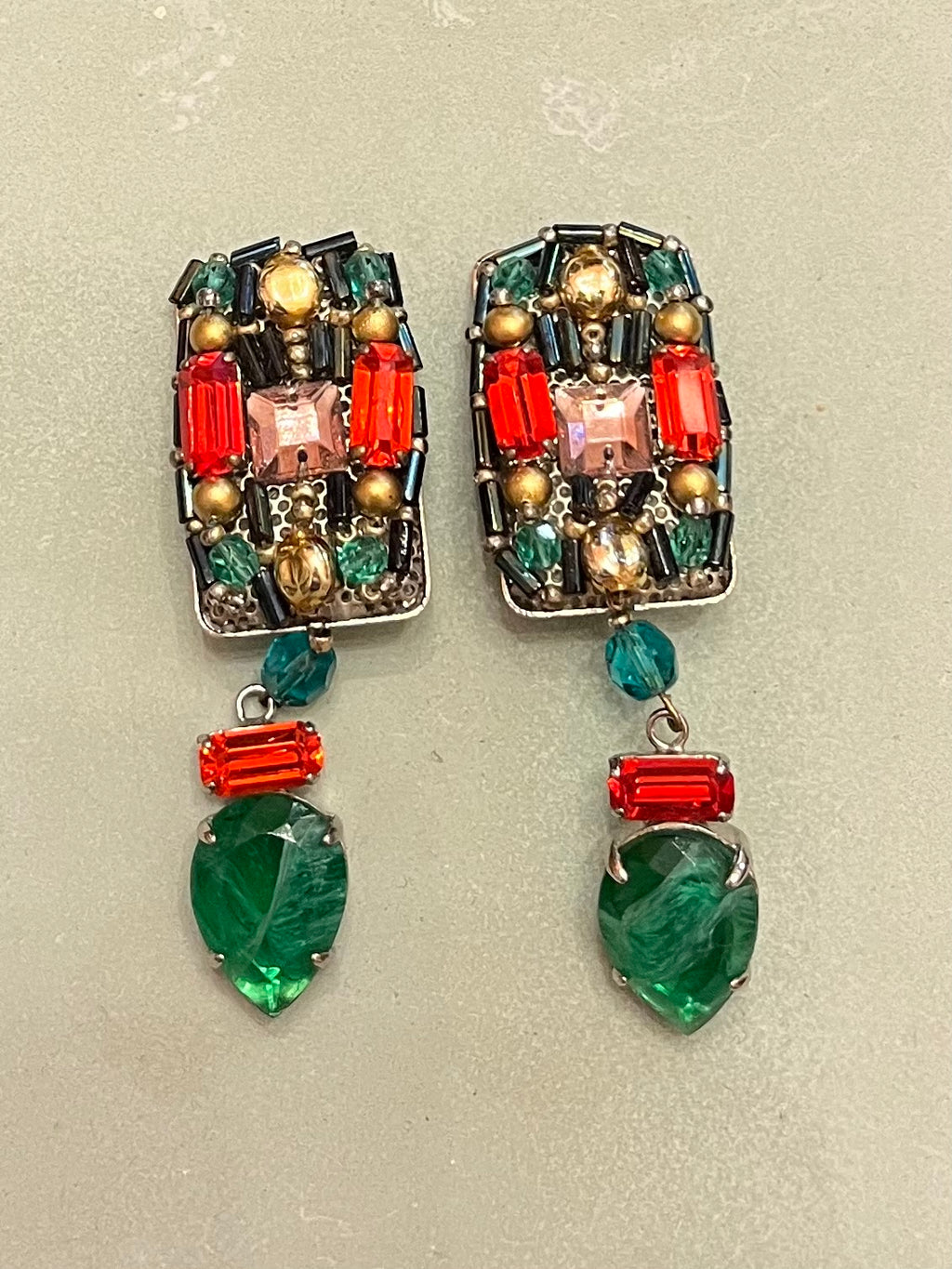 Orecchini pendenti anni ’80 con strass e vetri multicolore