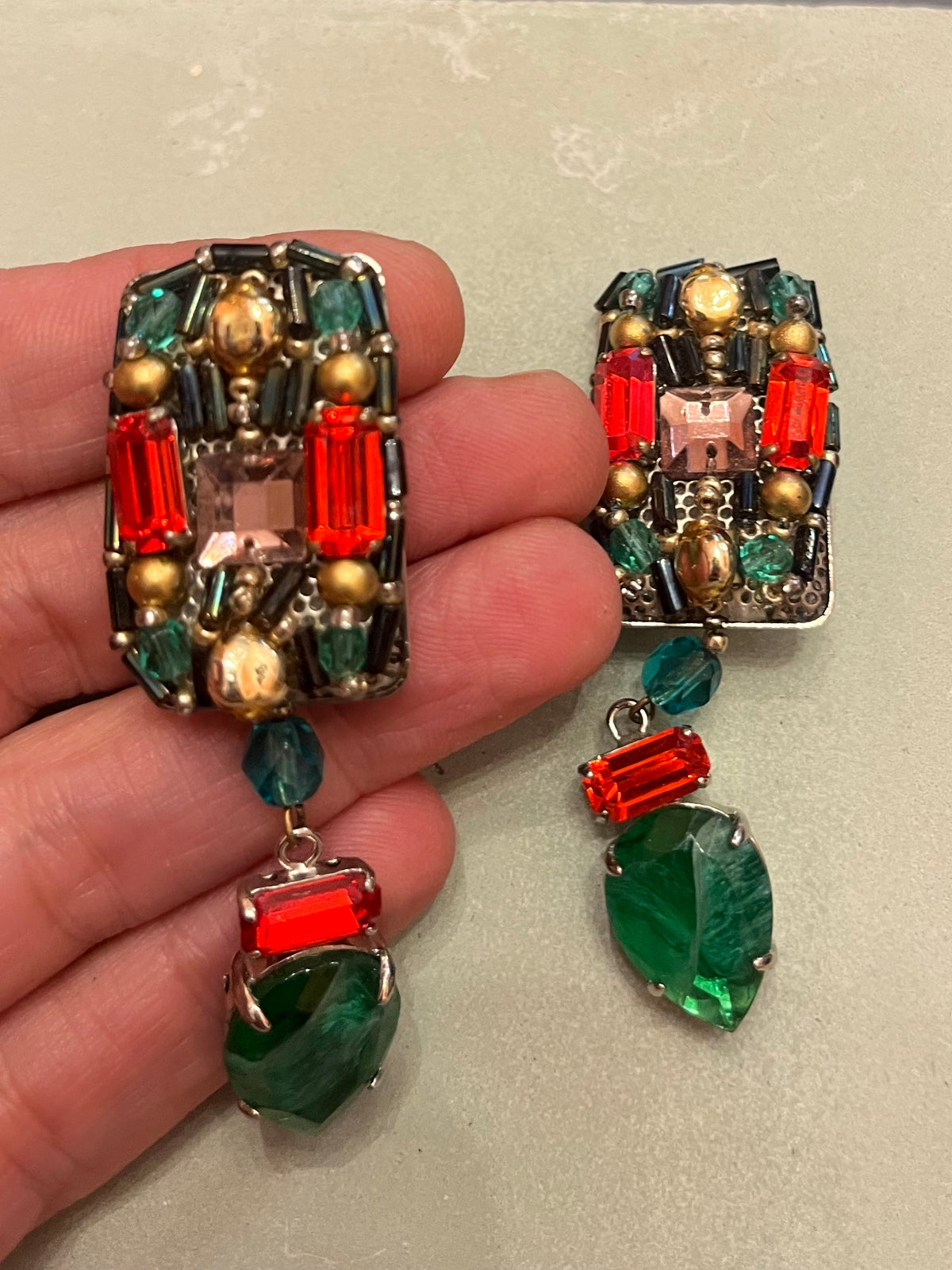 Orecchini pendenti anni ’80 con strass e vetri multicolore