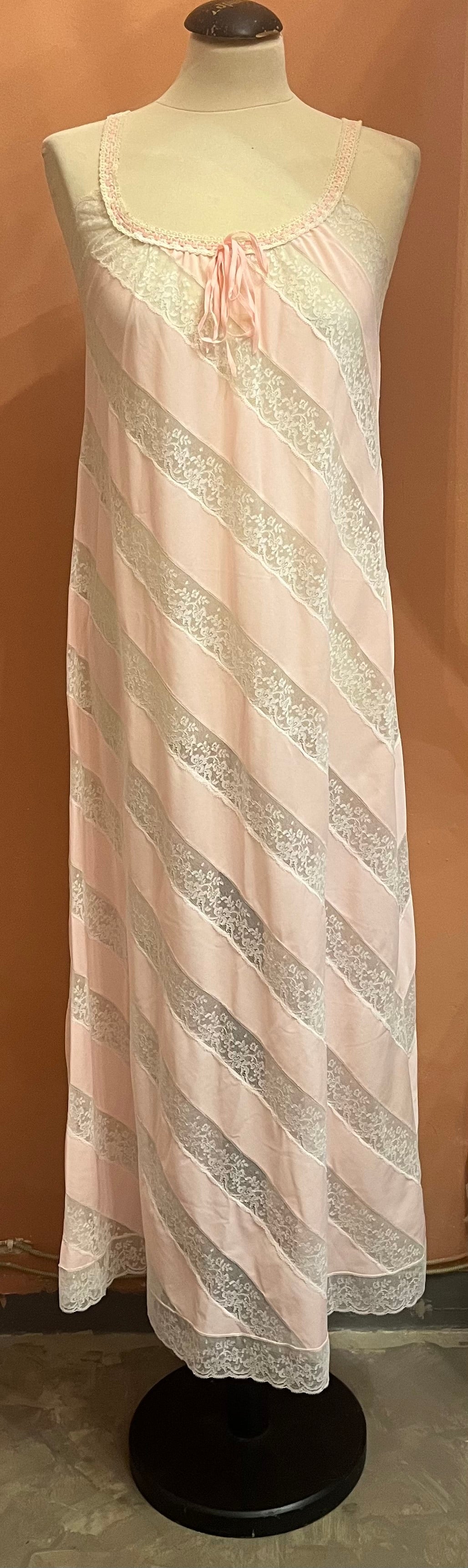 Sottoveste lunga vintage anni ’70 in nylon rosa e pizzo