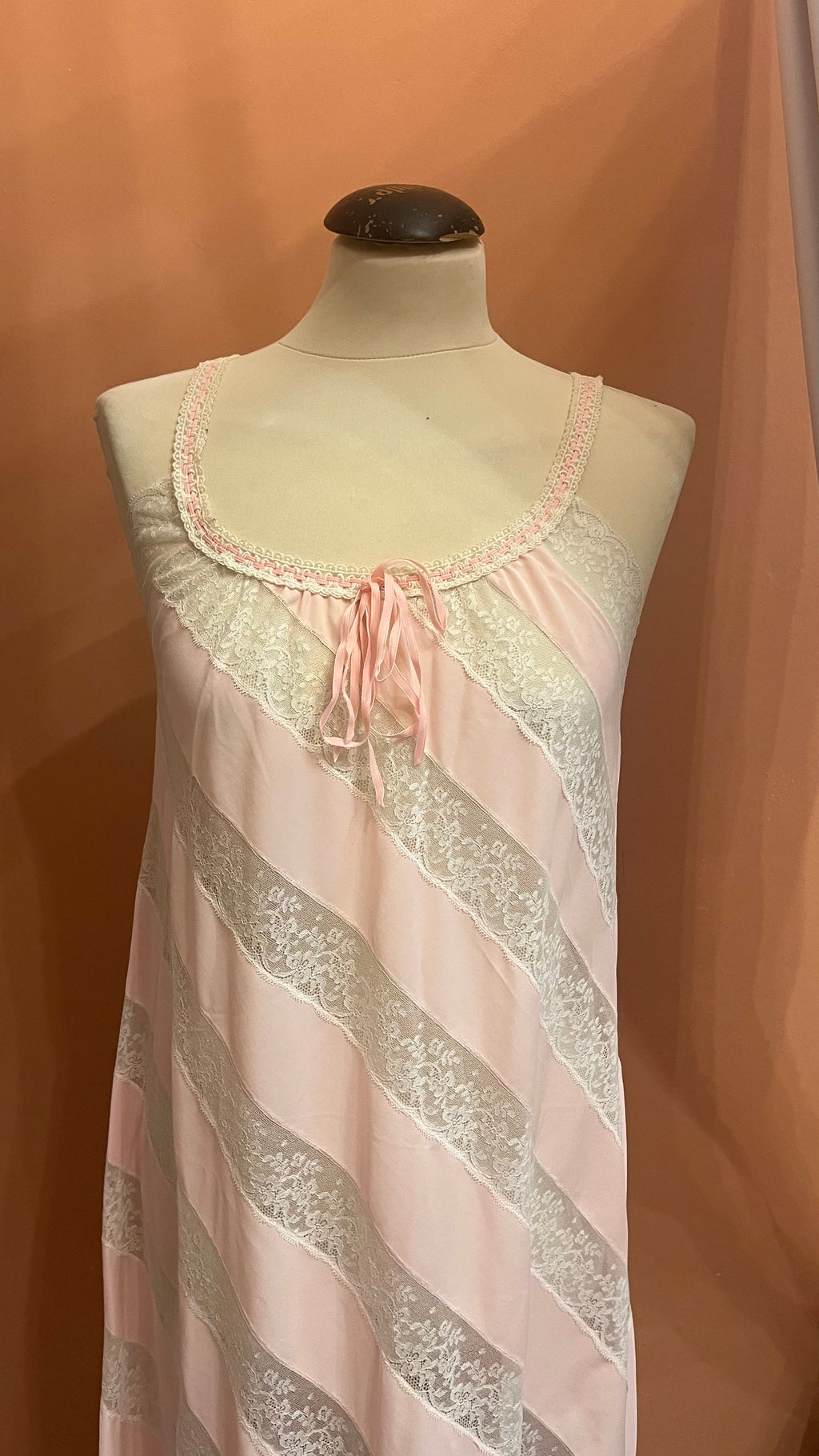 Sottoveste lunga vintage anni ’70 in nylon rosa e pizzo