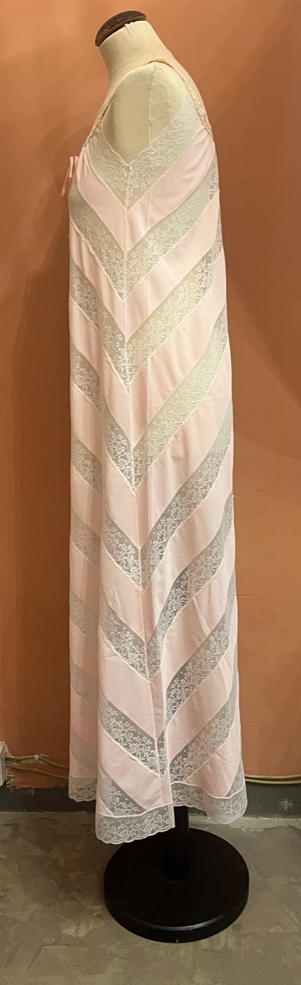 Sottoveste lunga vintage anni ’70 in nylon rosa e pizzo