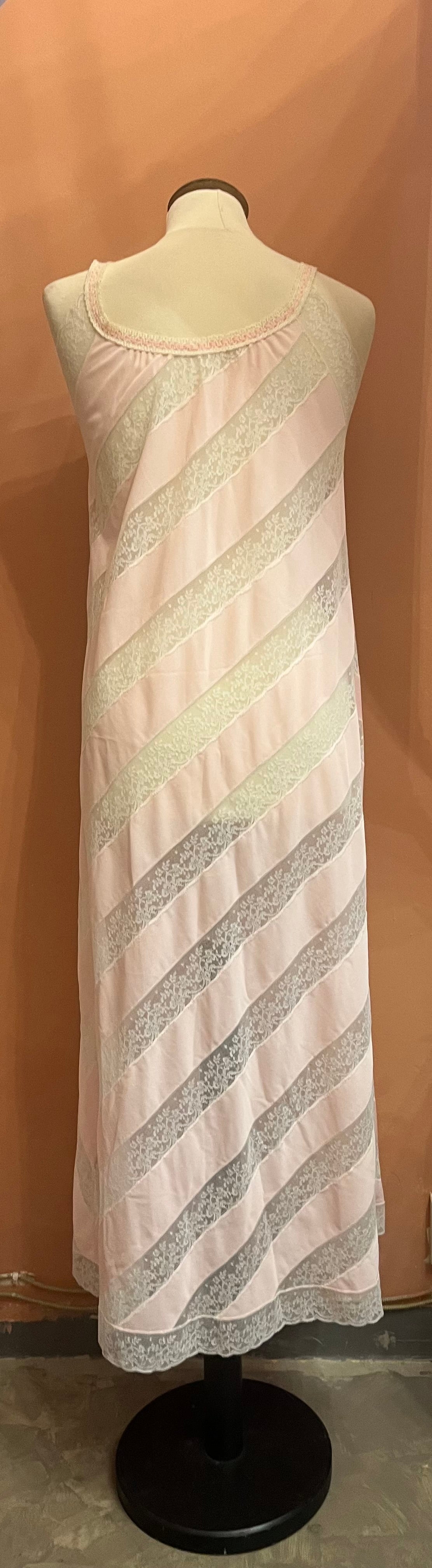Sottoveste lunga vintage anni ’70 in nylon rosa e pizzo