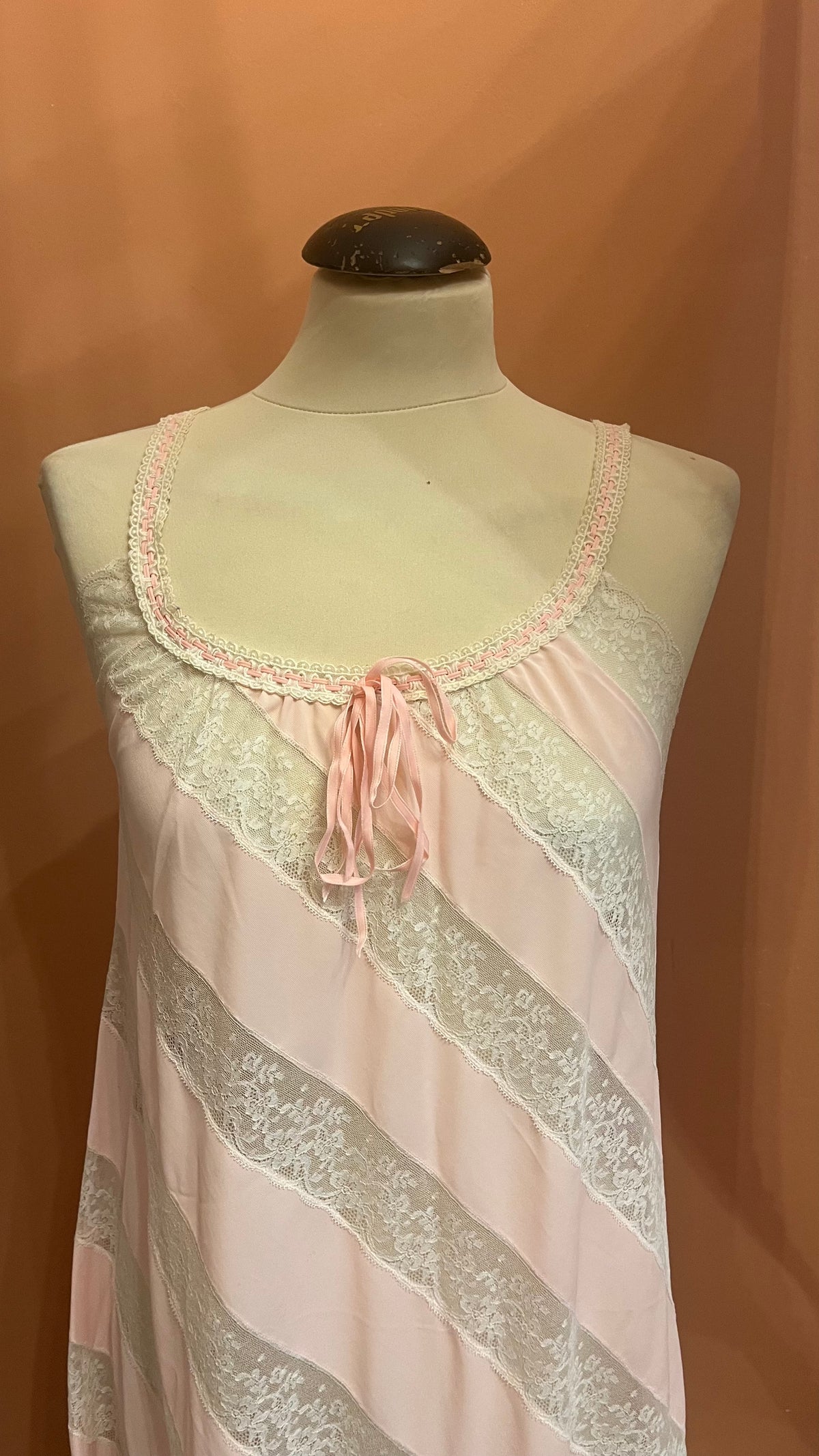 Sottoveste lunga vintage anni ’70 in nylon rosa e pizzo