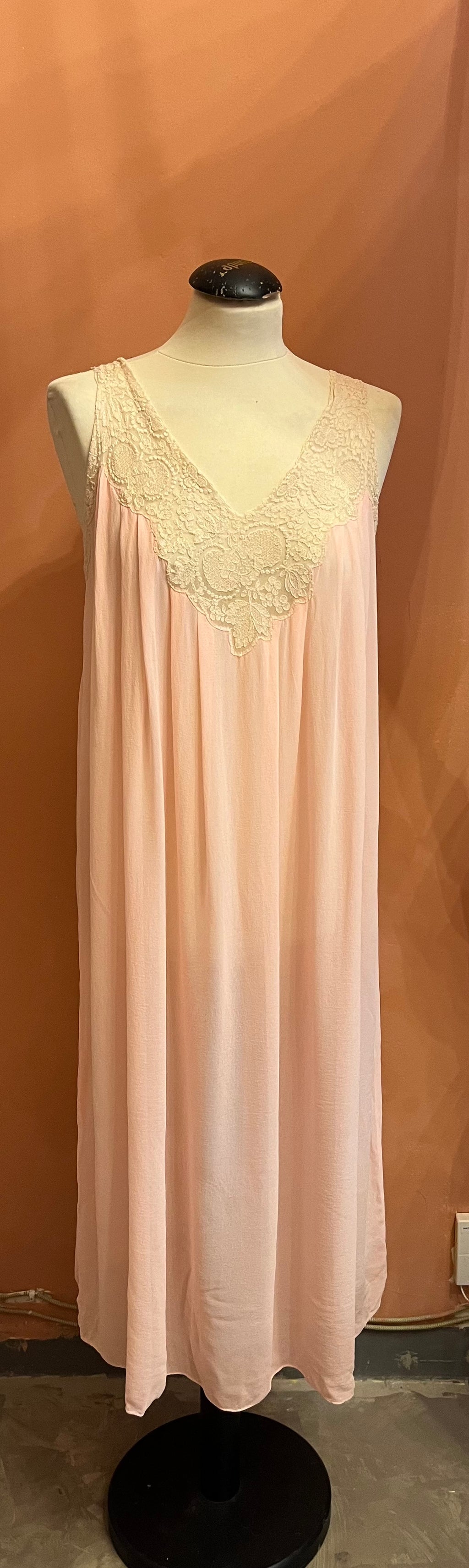 Camicia da notte anni ’60 in seta crêpe rosa e pizzo