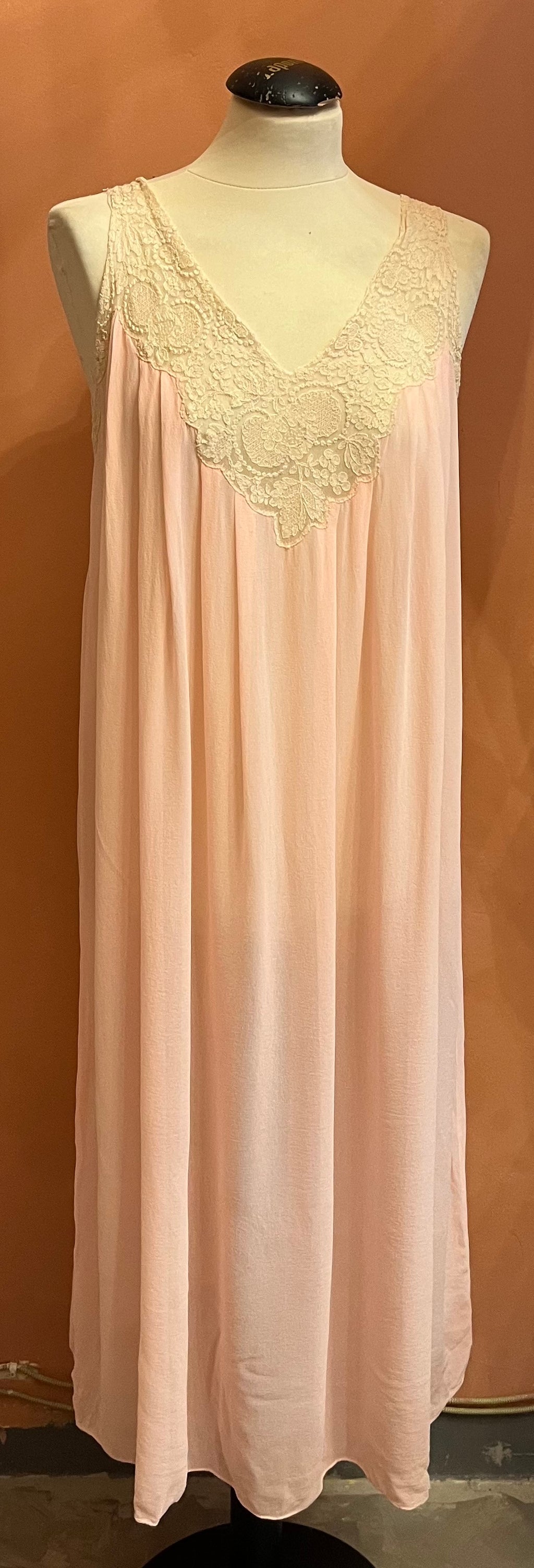 Camicia da notte anni ’60 in seta crêpe rosa e pizzo