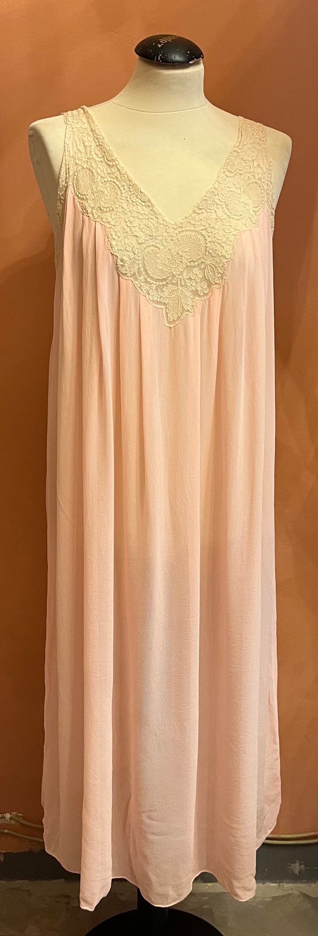 Camicia da notte anni ’60 in seta crêpe rosa e pizzo