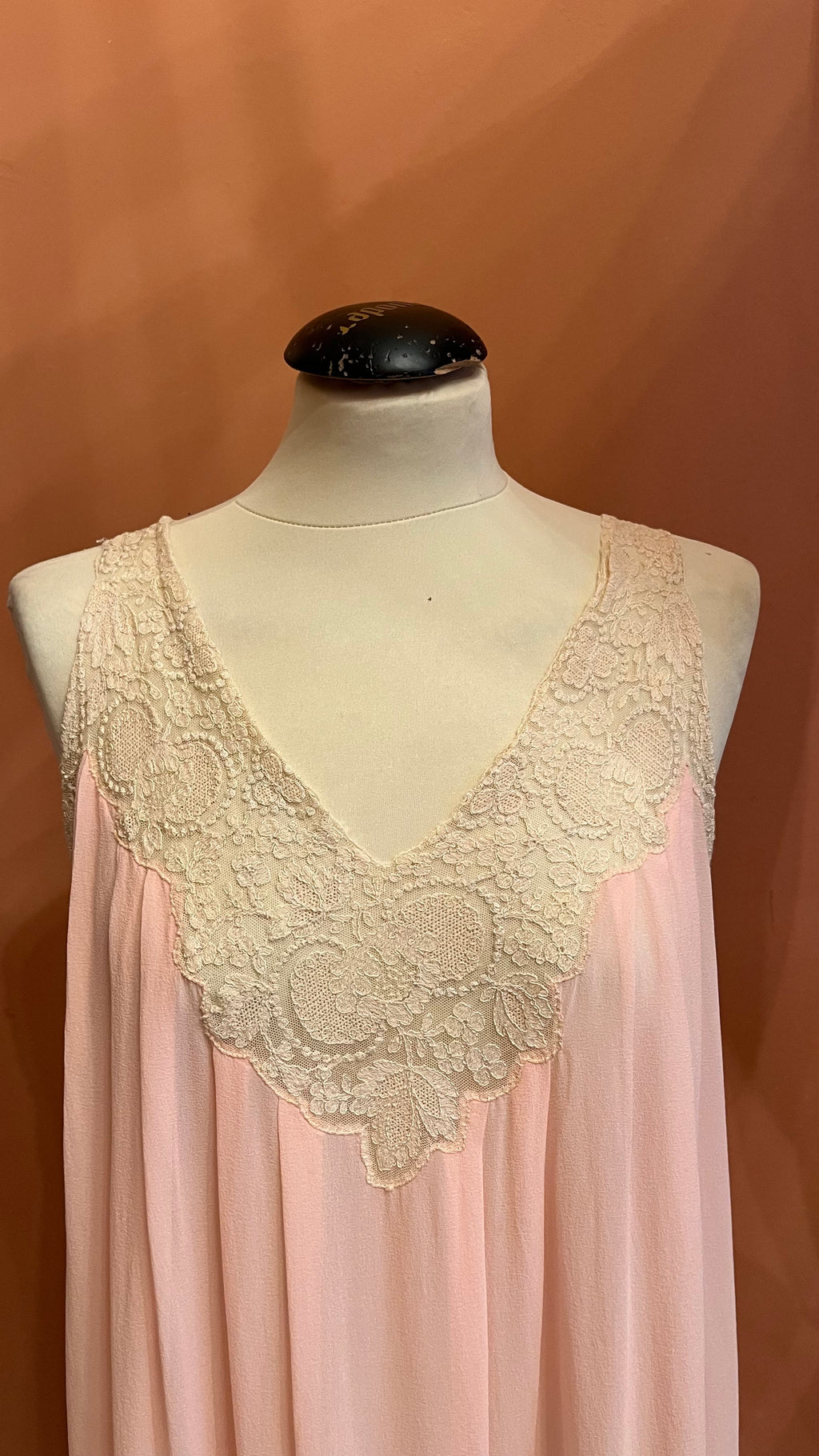 Camicia da notte anni ’60 in seta crêpe rosa e pizzo