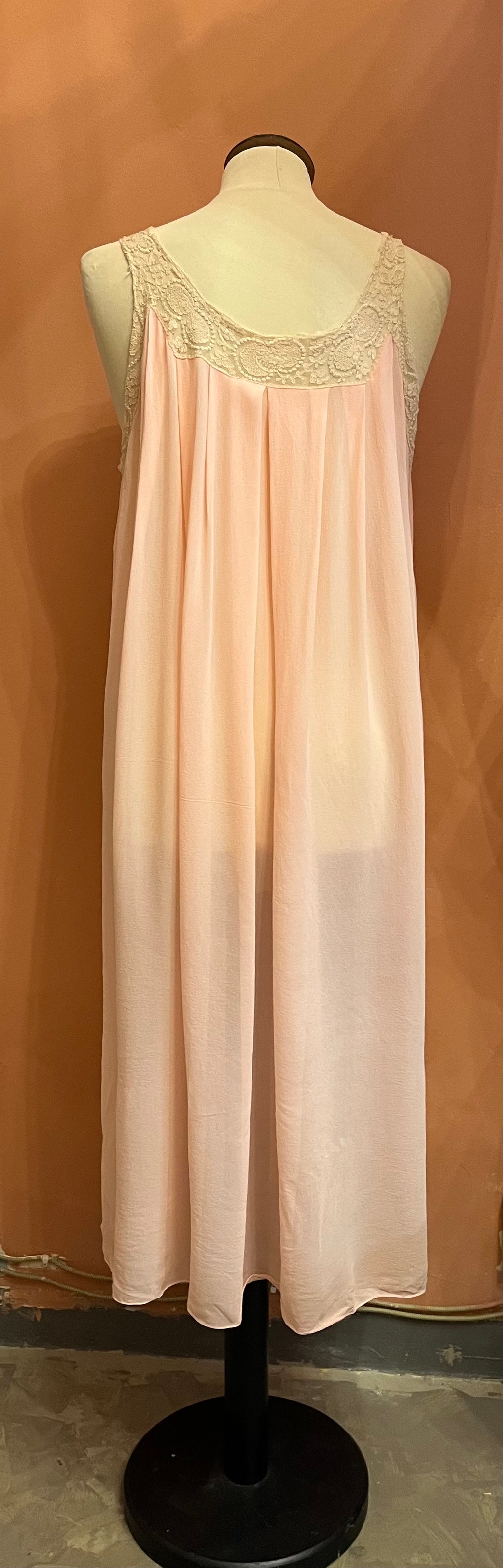 Camicia da notte anni ’60 in seta crêpe rosa e pizzo