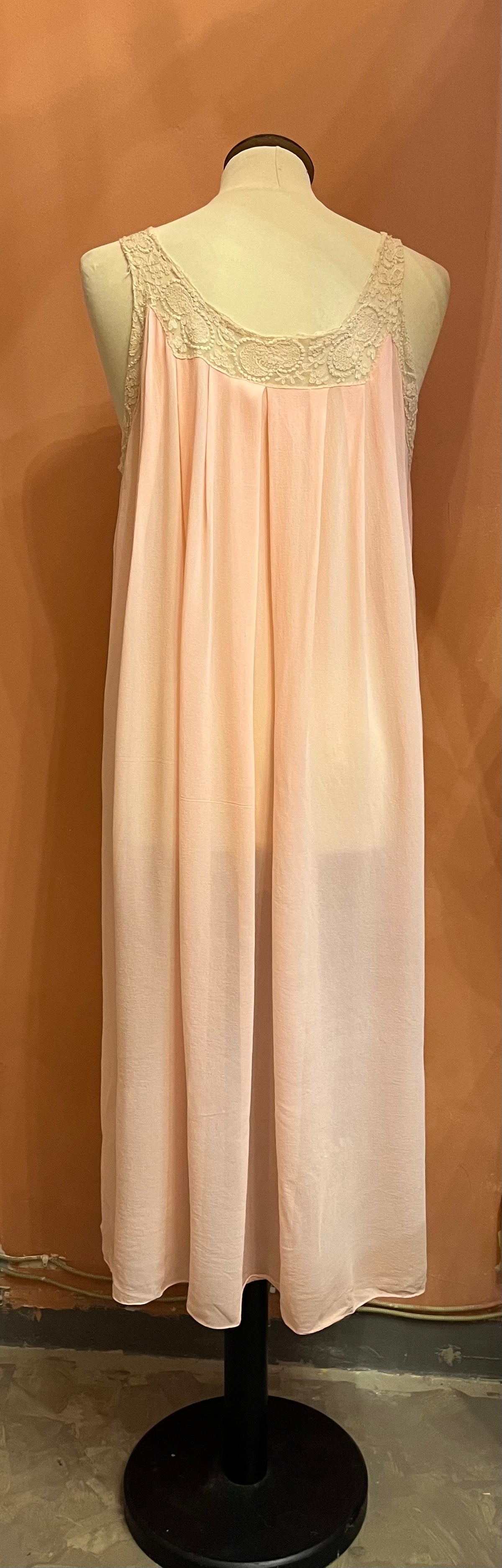Camicia da notte anni ’60 in seta crêpe rosa e pizzo