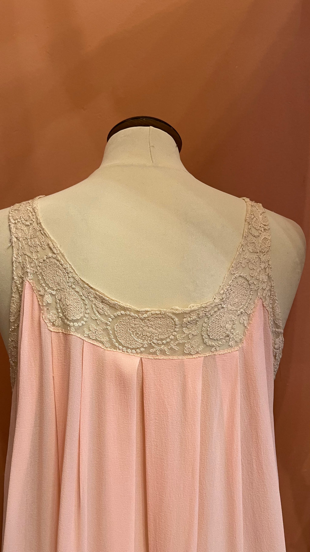 Camicia da notte anni ’60 in seta crêpe rosa e pizzo