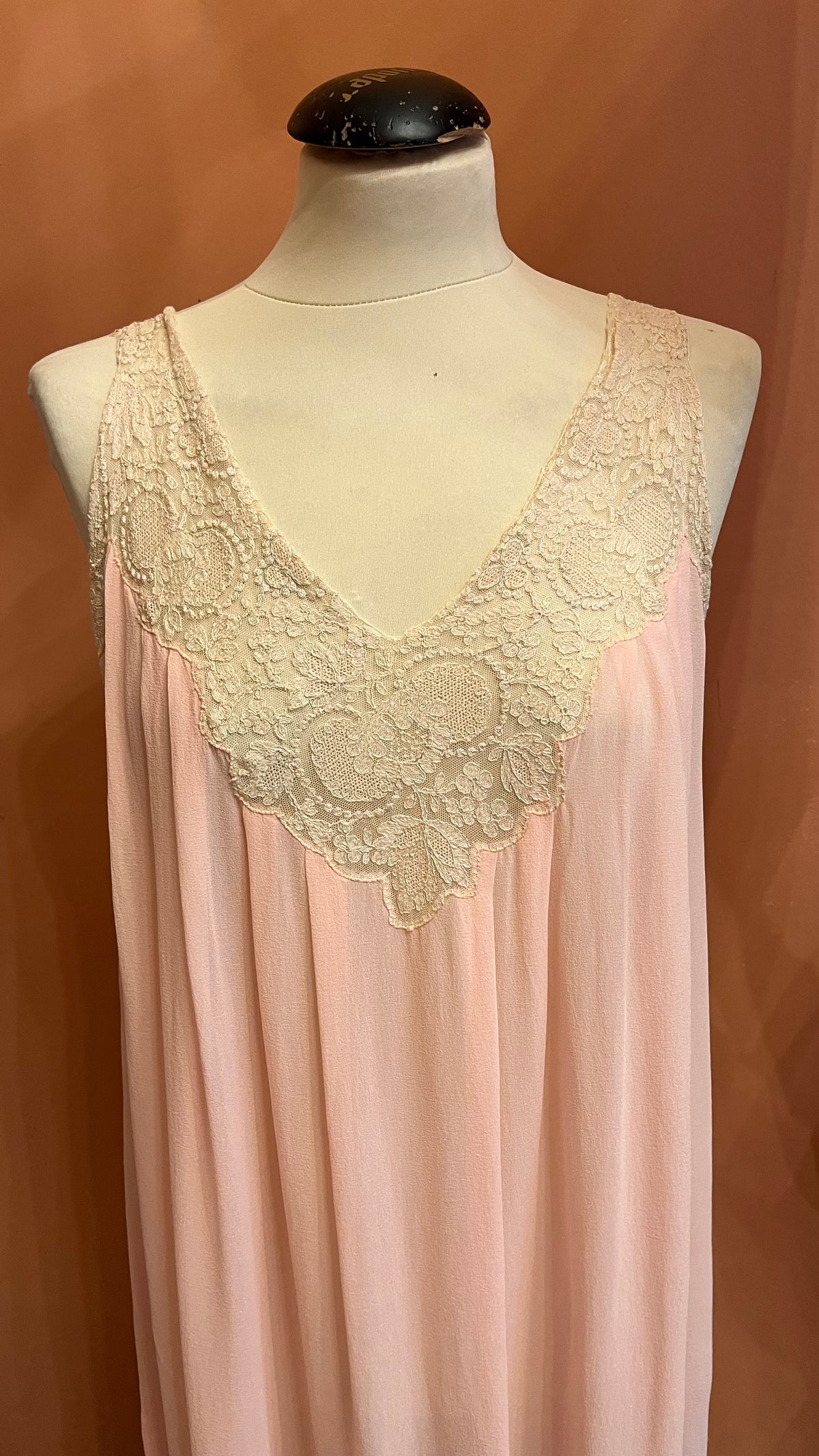 Camicia da notte anni ’60 in seta crêpe rosa e pizzo