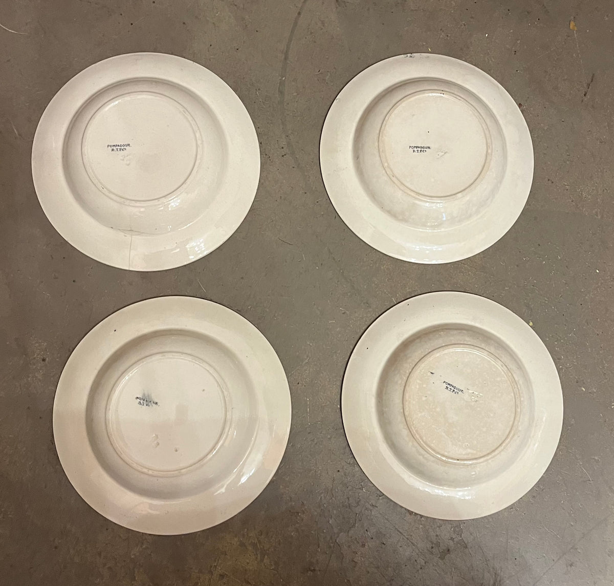 Set di 4 piatti in ceramica Pompadour B.T.P.C.