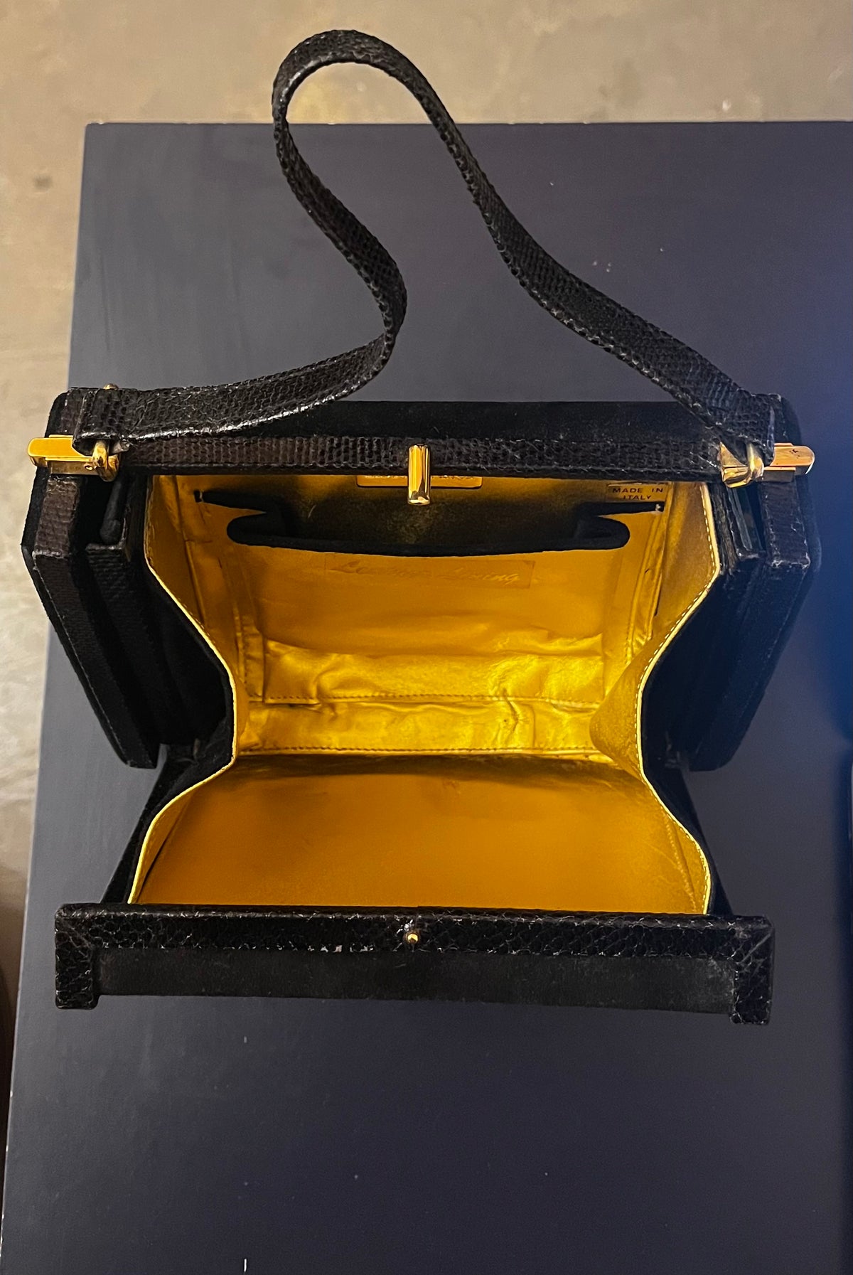 Borsa Andrea Pfister anni '70/'80 in camoscio nero con specchio e portapettine
