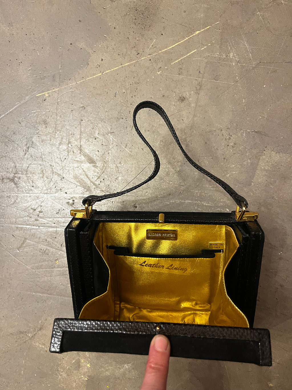 Borsa Andrea Pfister anni '70/'80 in camoscio nero con specchio e portapettine