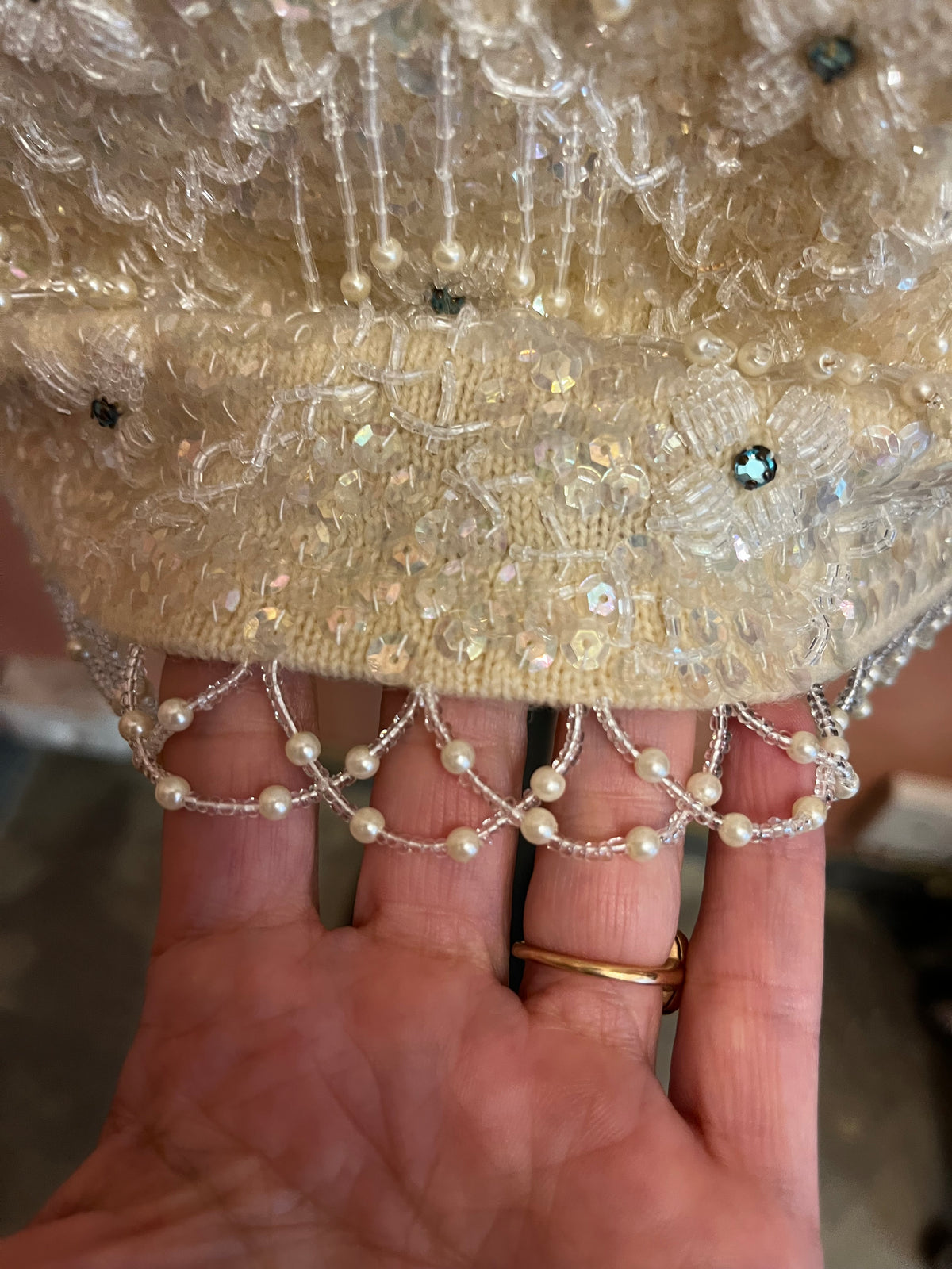 Top vintage anni ’60 in lana bianca ricamato con perline e strass