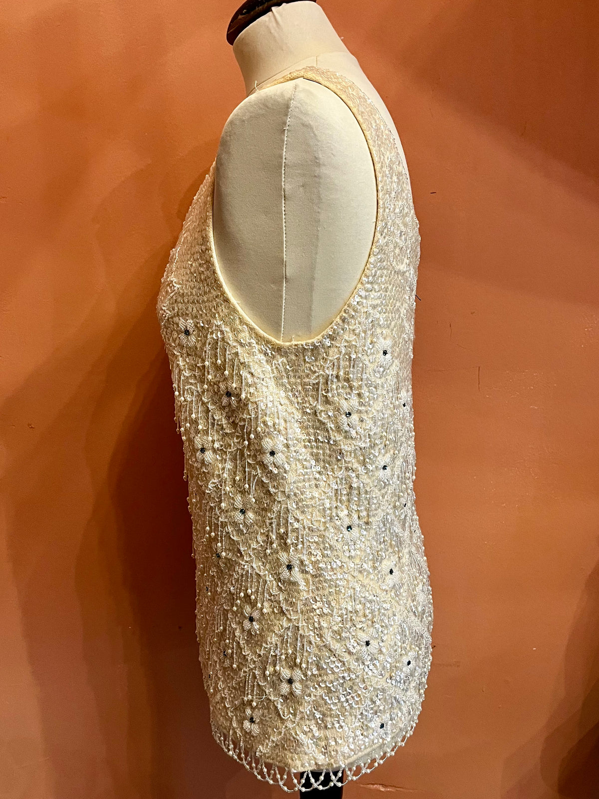 Top vintage anni ’60 in lana bianca ricamato con perline e strass