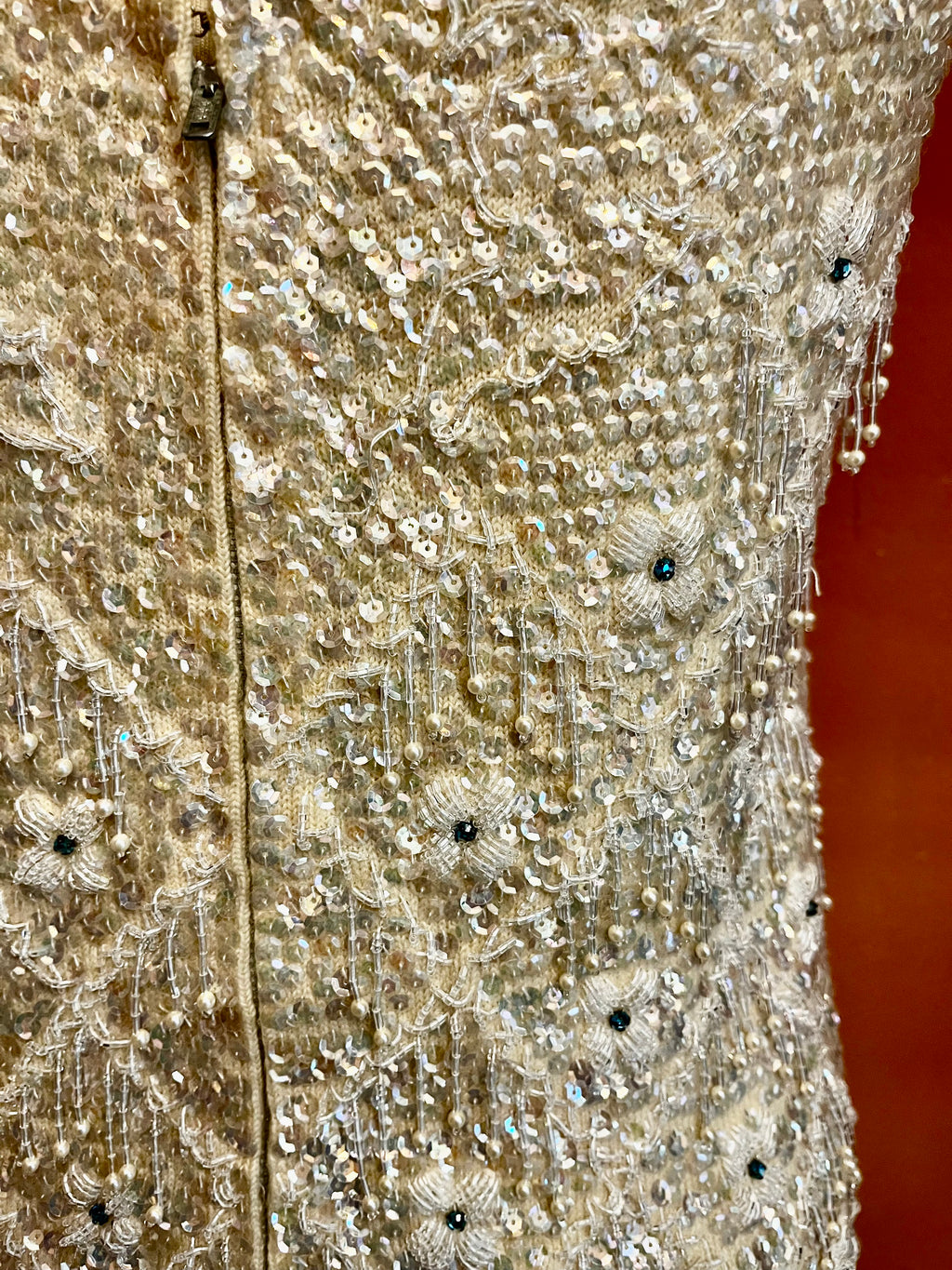 Top vintage anni ’60 in lana bianca ricamato con perline e strass