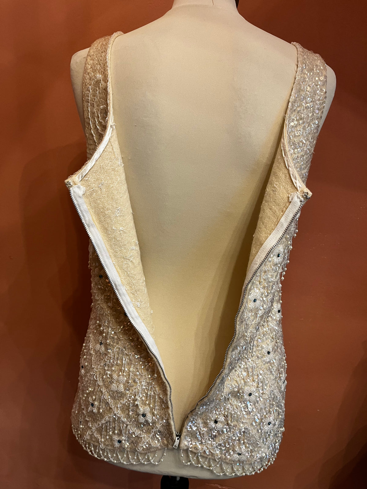 Top vintage anni ’60 in lana bianca ricamato con perline e strass