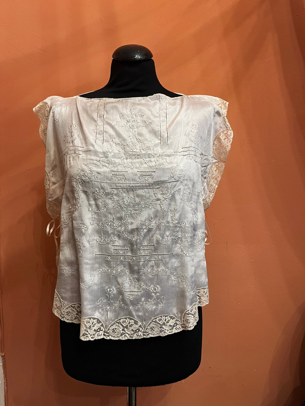 Top in seta ricamata a mano con pizzo antico