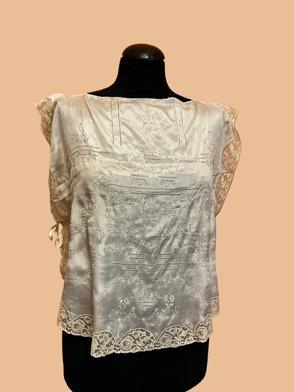 Top in seta ricamata a mano con pizzo antico