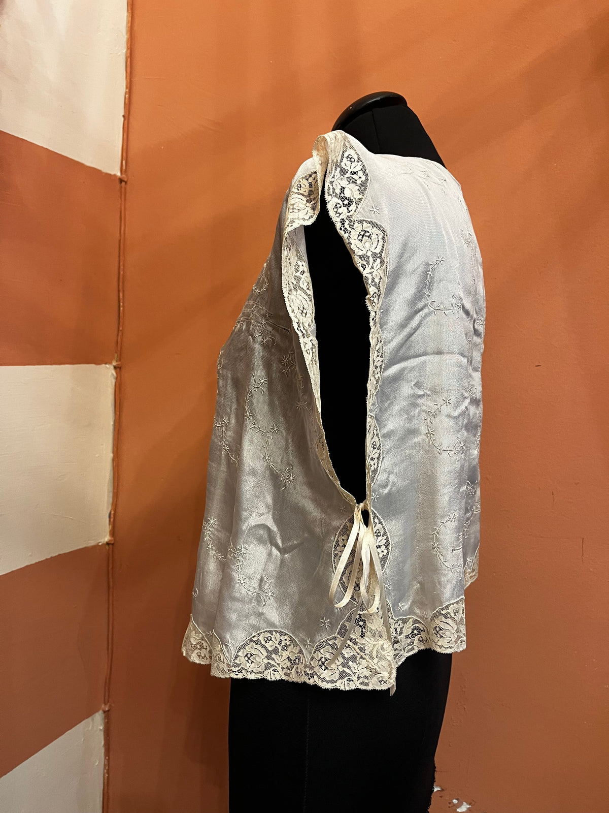 Top in seta ricamata a mano con pizzo antico