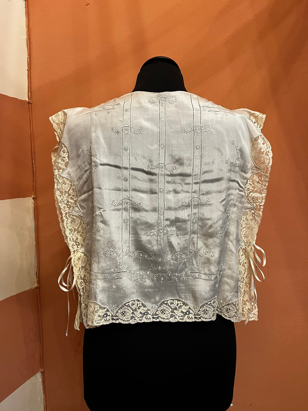 Top in seta ricamata a mano con pizzo antico