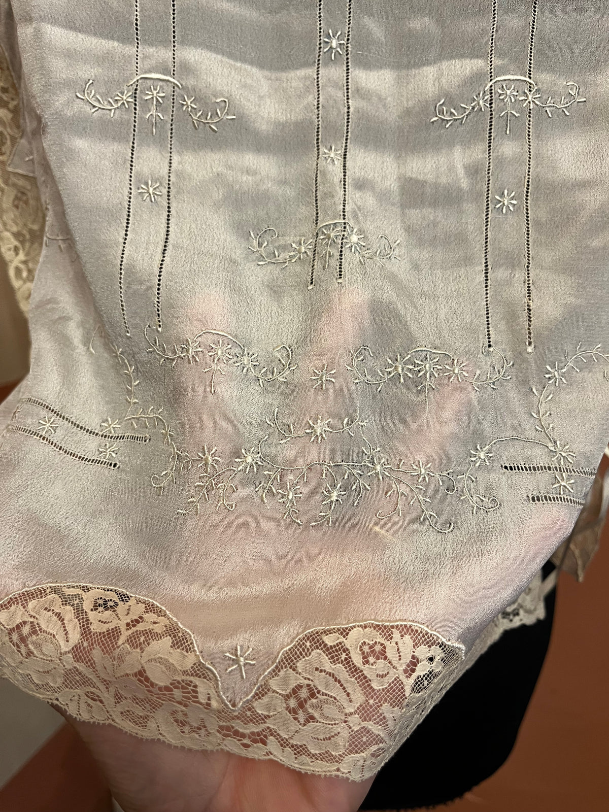 Top in seta ricamata a mano con pizzo antico