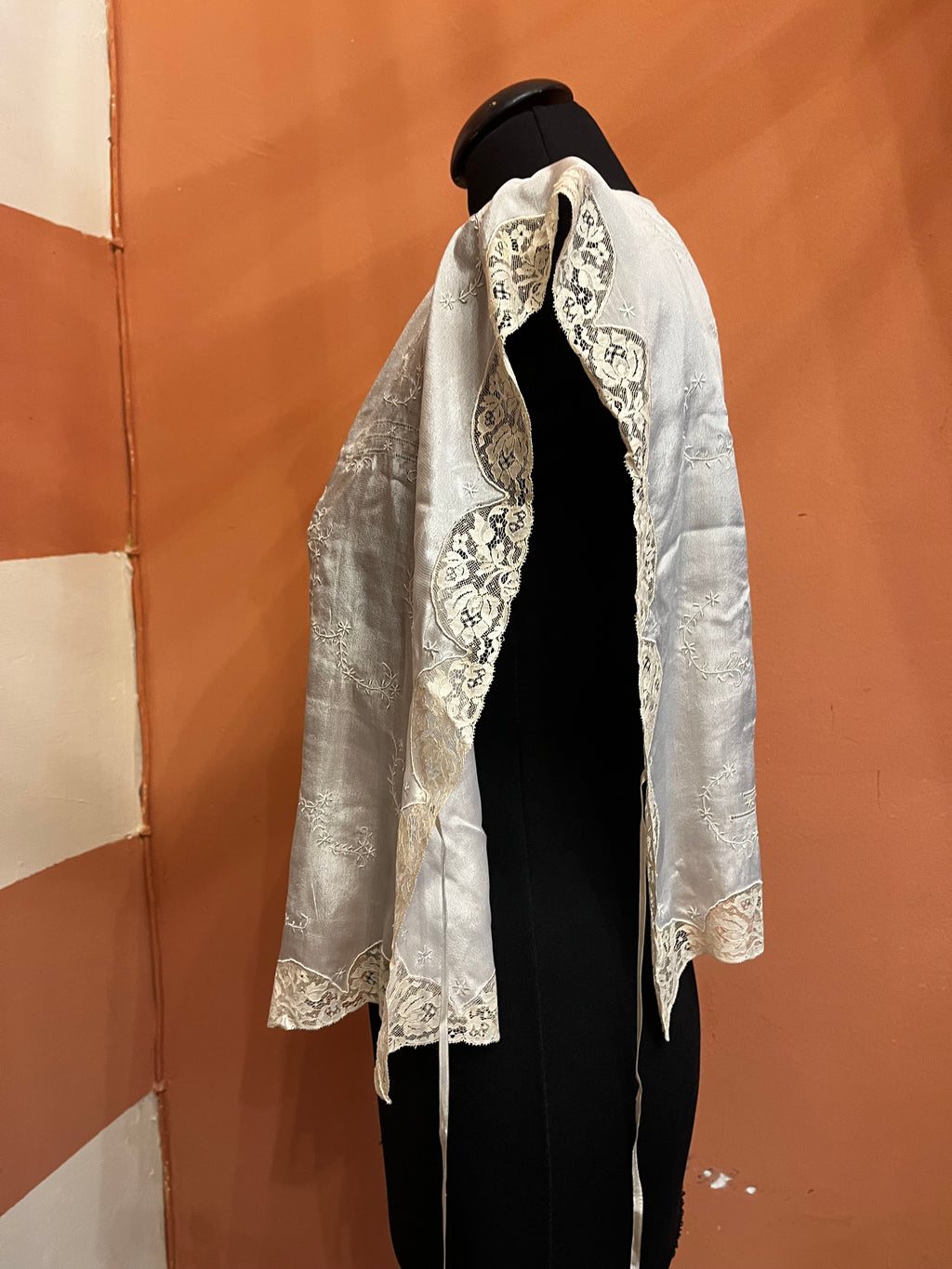 Top in seta ricamata a mano con pizzo antico