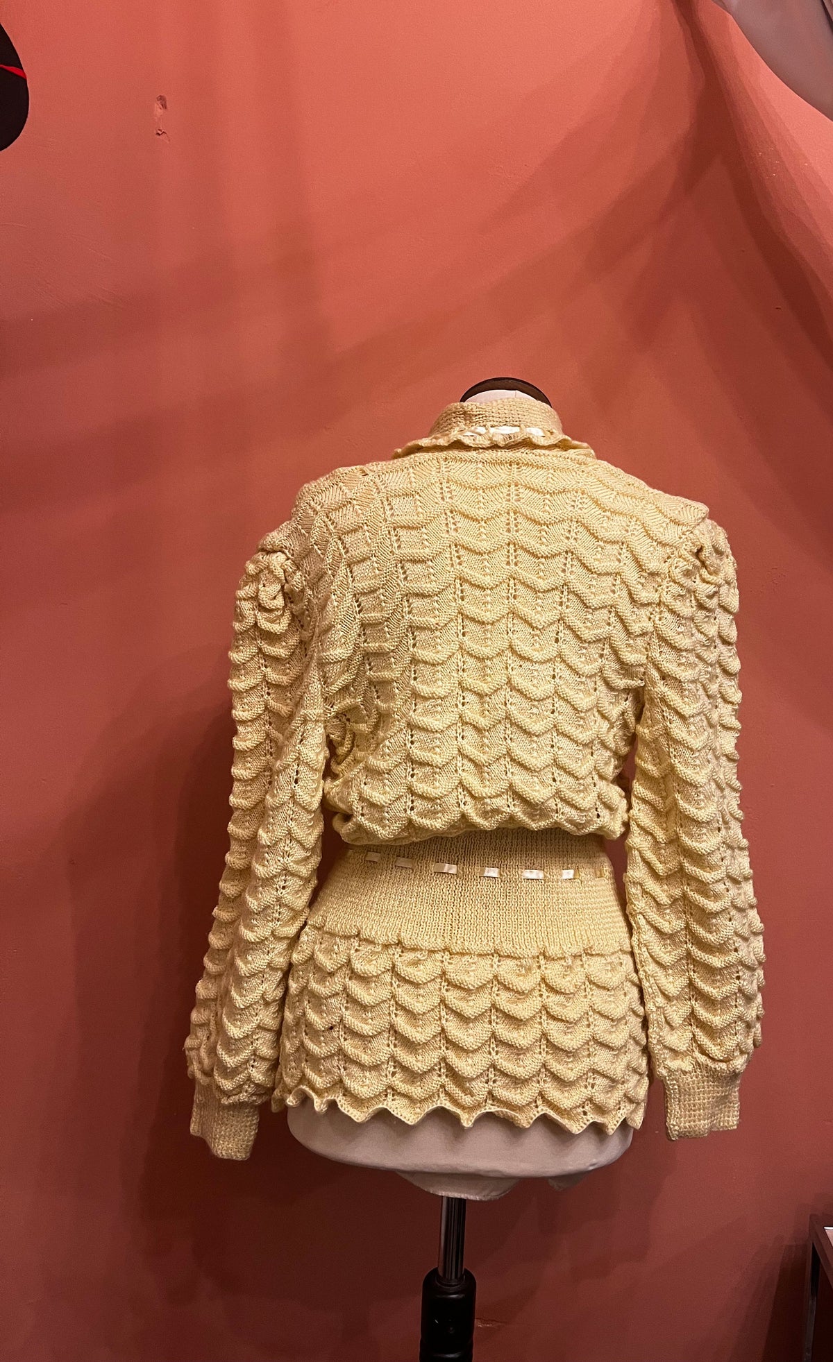 Cardigan vintage in lana lavorato a mano con nastri in seta