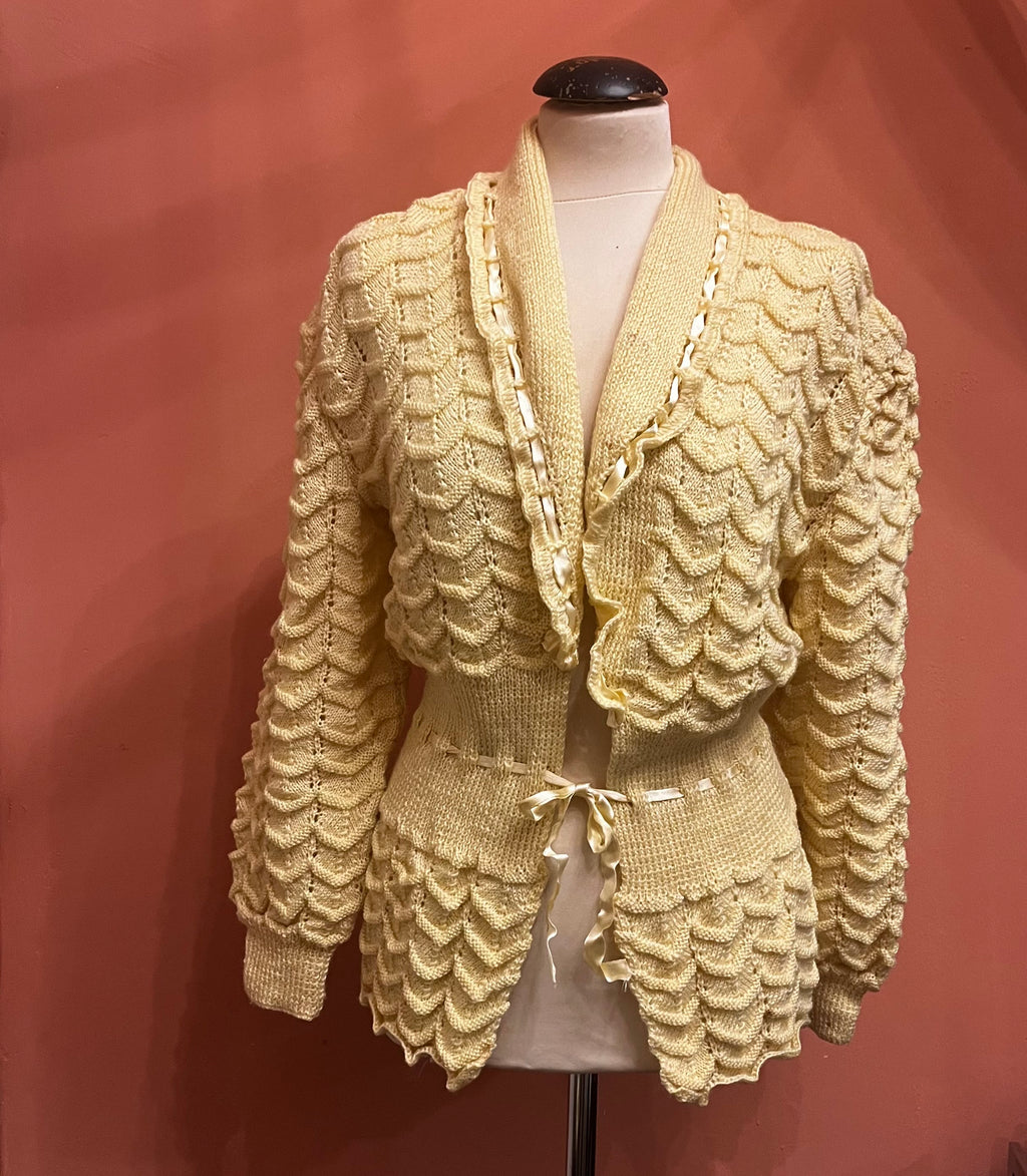 Cardigan vintage in lana lavorato a mano con nastri in seta