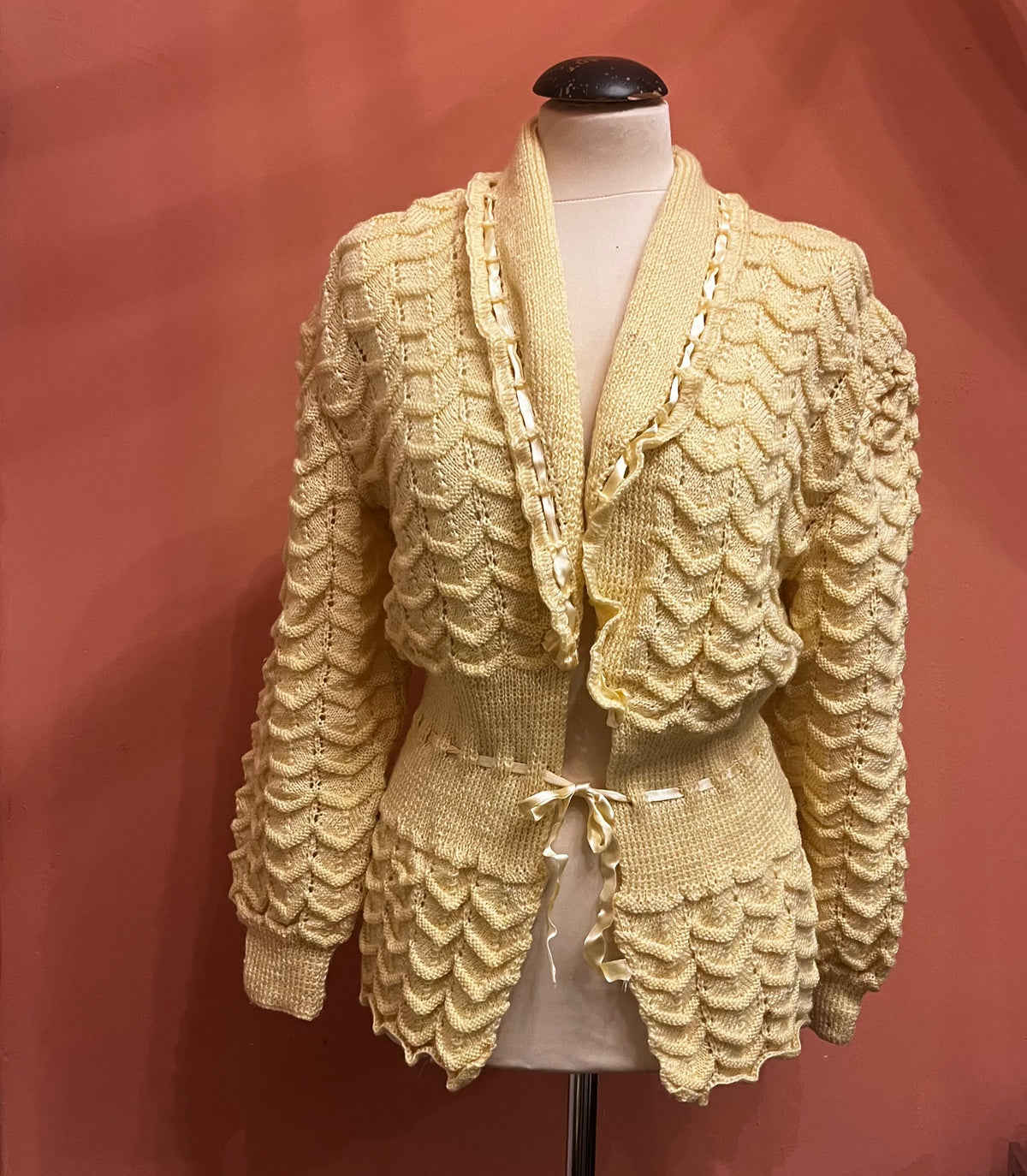 Cardigan vintage in lana lavorato a mano con nastri in seta
