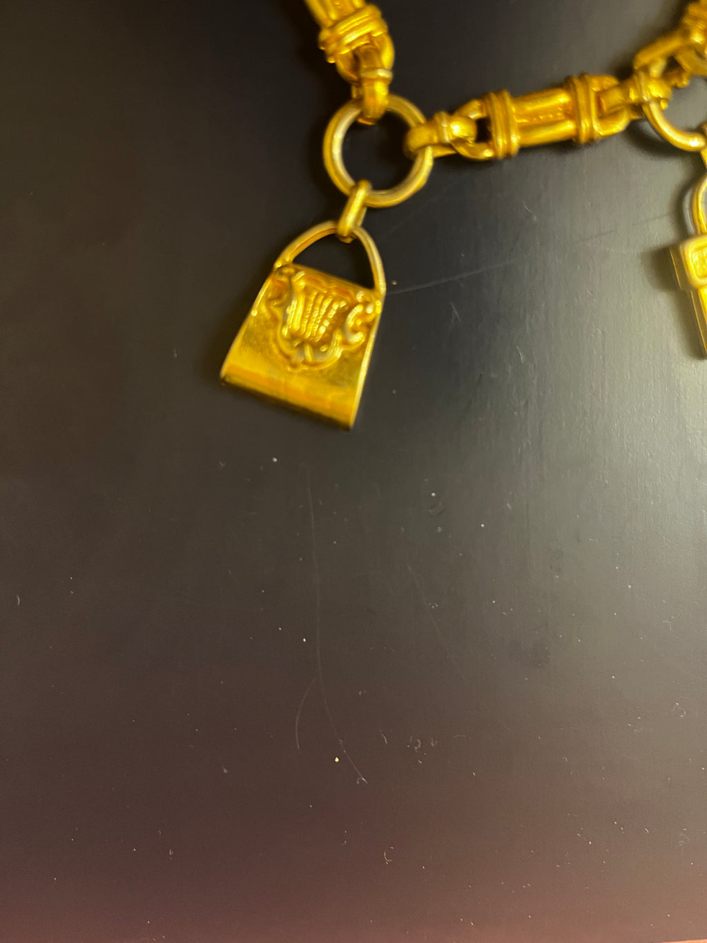 Bracciale vintage anni '90 con charms a forma di borsa