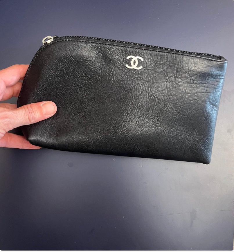 Pochette Chanel Uniform in pelle nera