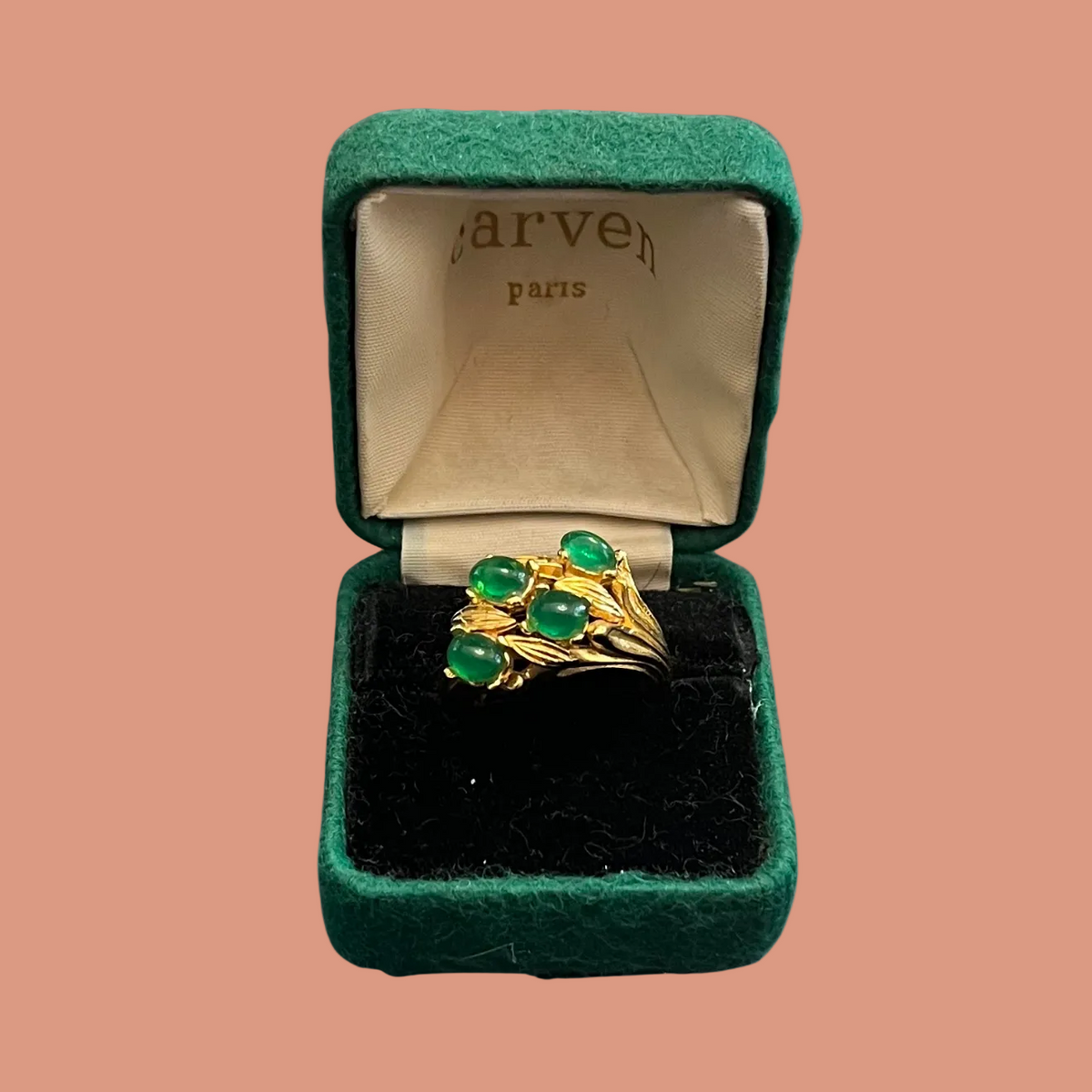 GREEN NOTES  Anello Carven Paris anni ’60 con pietre verdi