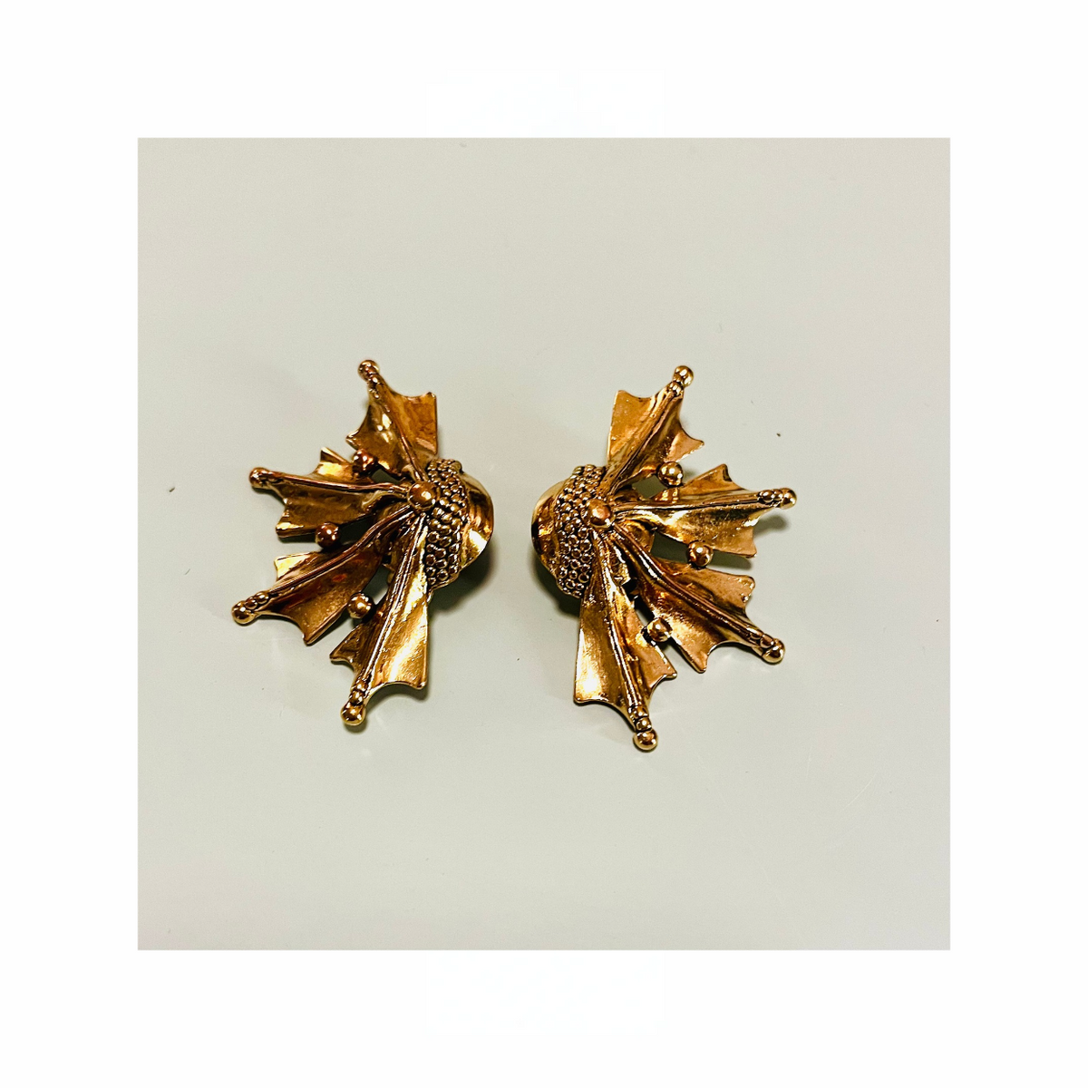 Orecchini vintage scultorei in metallo dorato – Anni '80